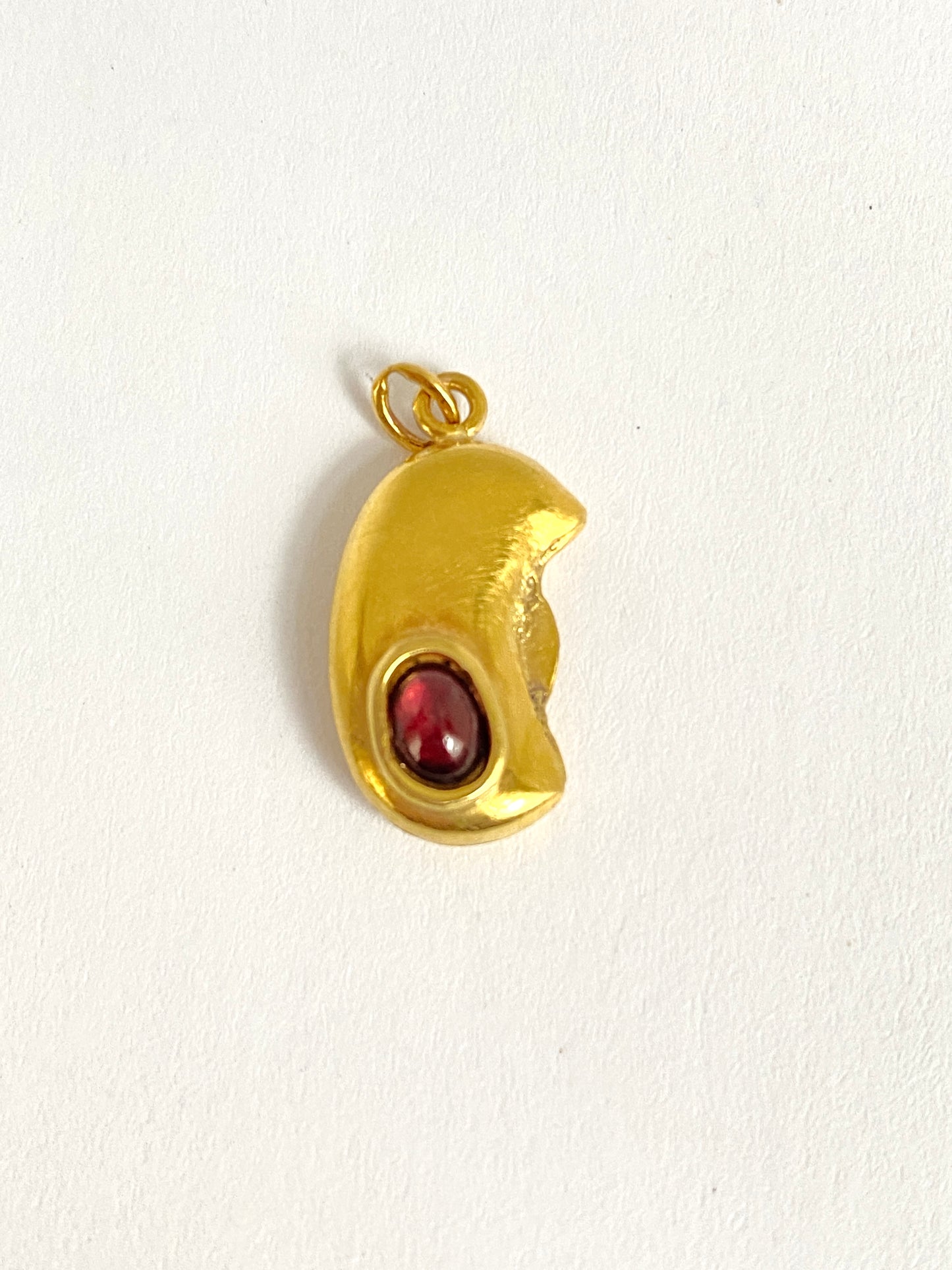 Antique, 9ct Gold, Kidney Bean (Lucky Charm), with a garnet. Hallmarked 9ct Gold, Chester, 1901