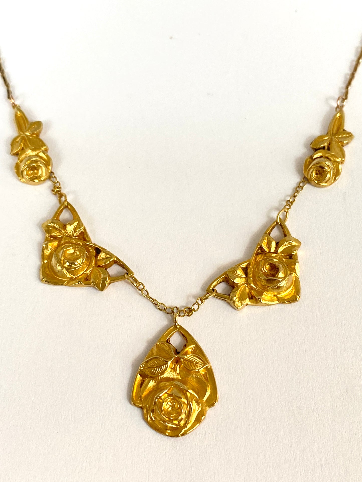 Belle Epoque, French, 18ct Gold Roses Necklace