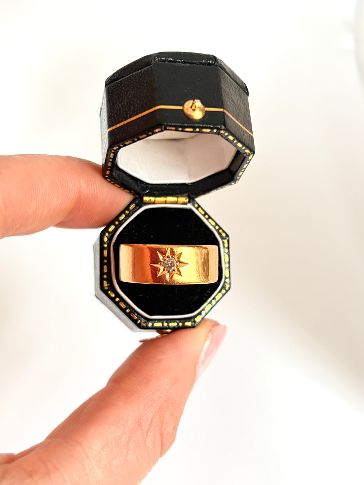 18ct Gold, Antique, Starburst Diamond Solitaire Band, Hallmarked 18ct Gold, Chester and 1917