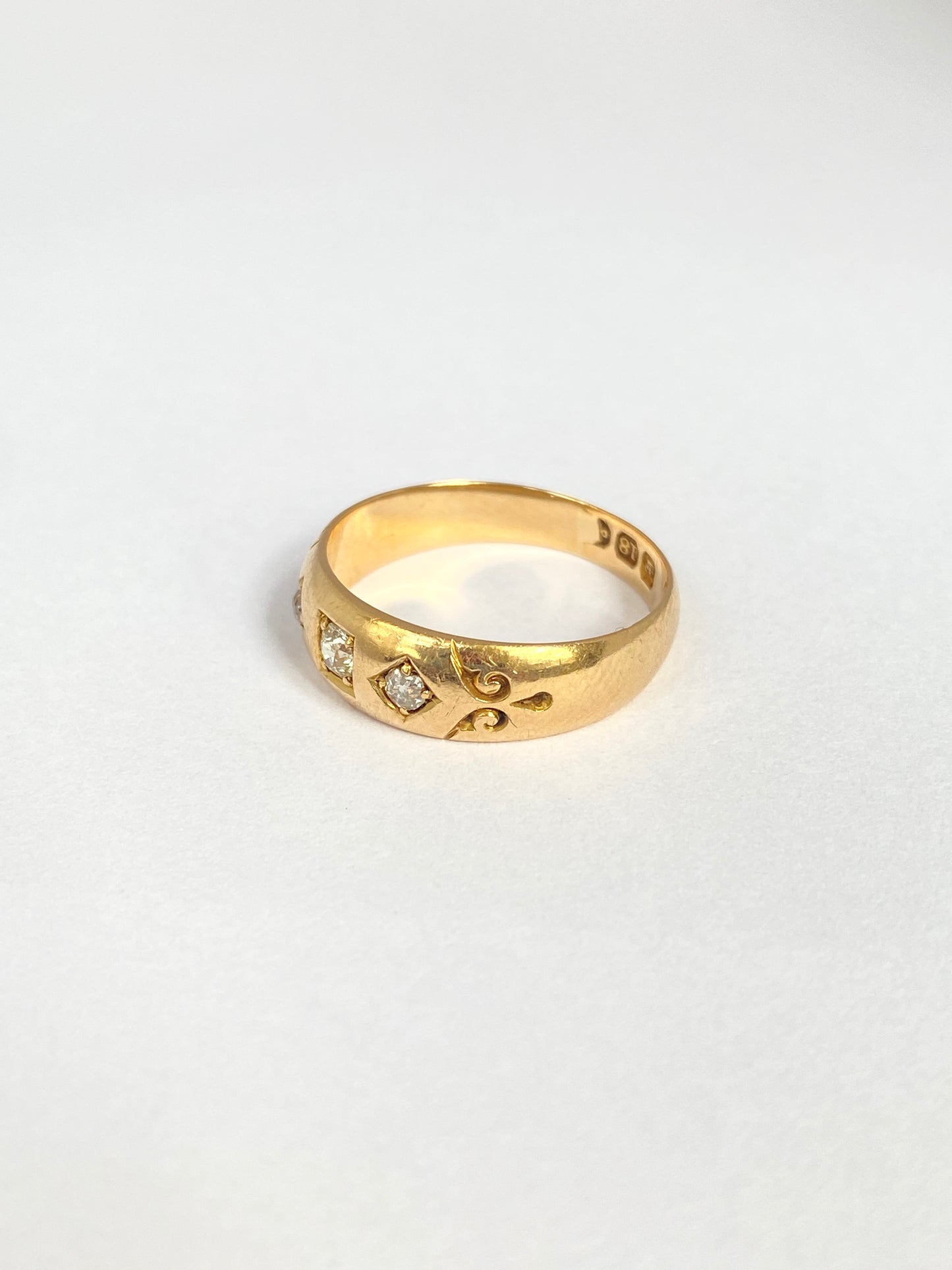 Antique, 18ct Gold, 3 stone, Old Cut Diamond Ring, Hallmarked 18ct Gold. (3.81g)