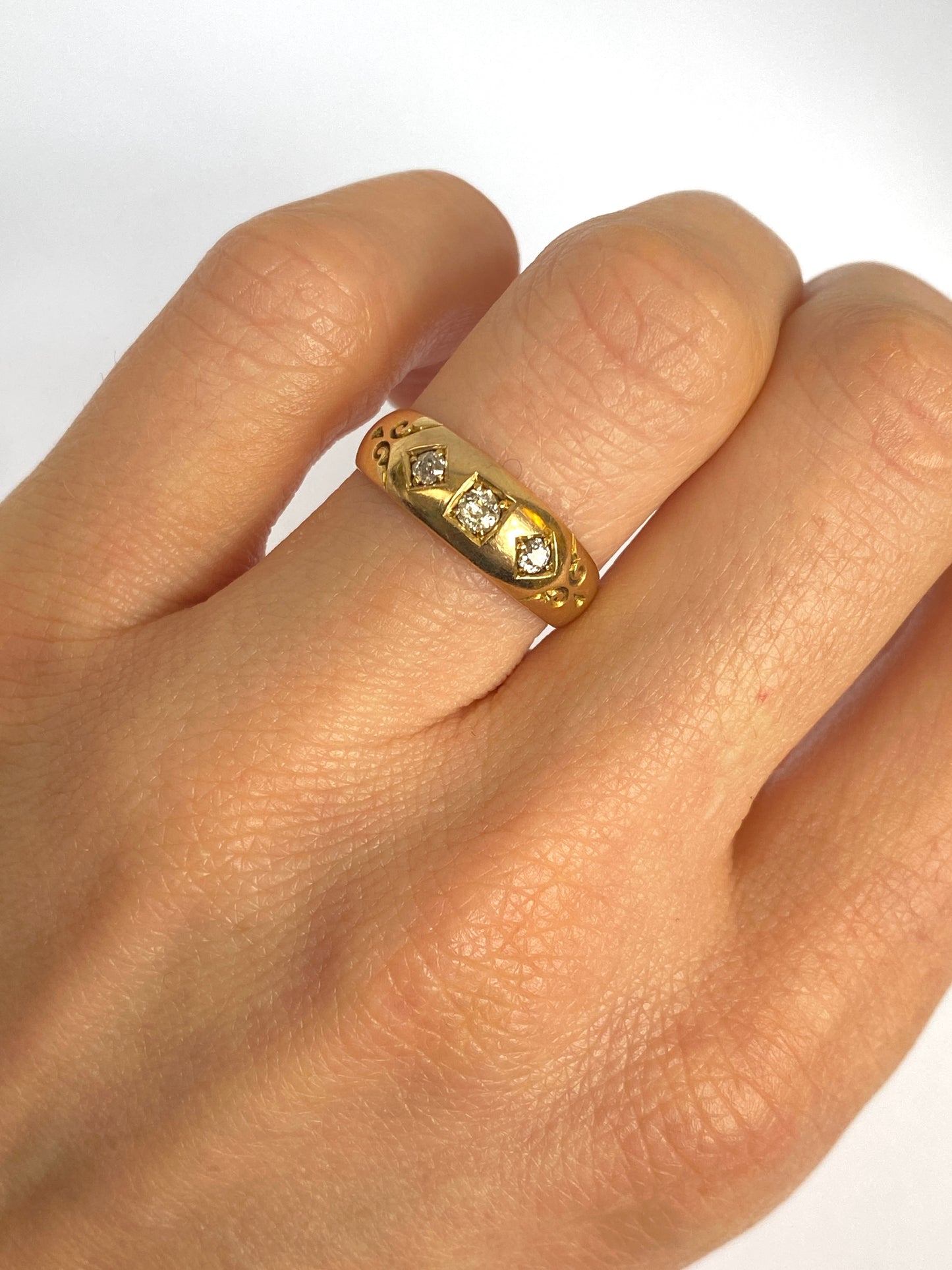 Antique, 18ct Gold, 3 stone, Old Cut Diamond Ring, Hallmarked 18ct Gold. (3.81g)