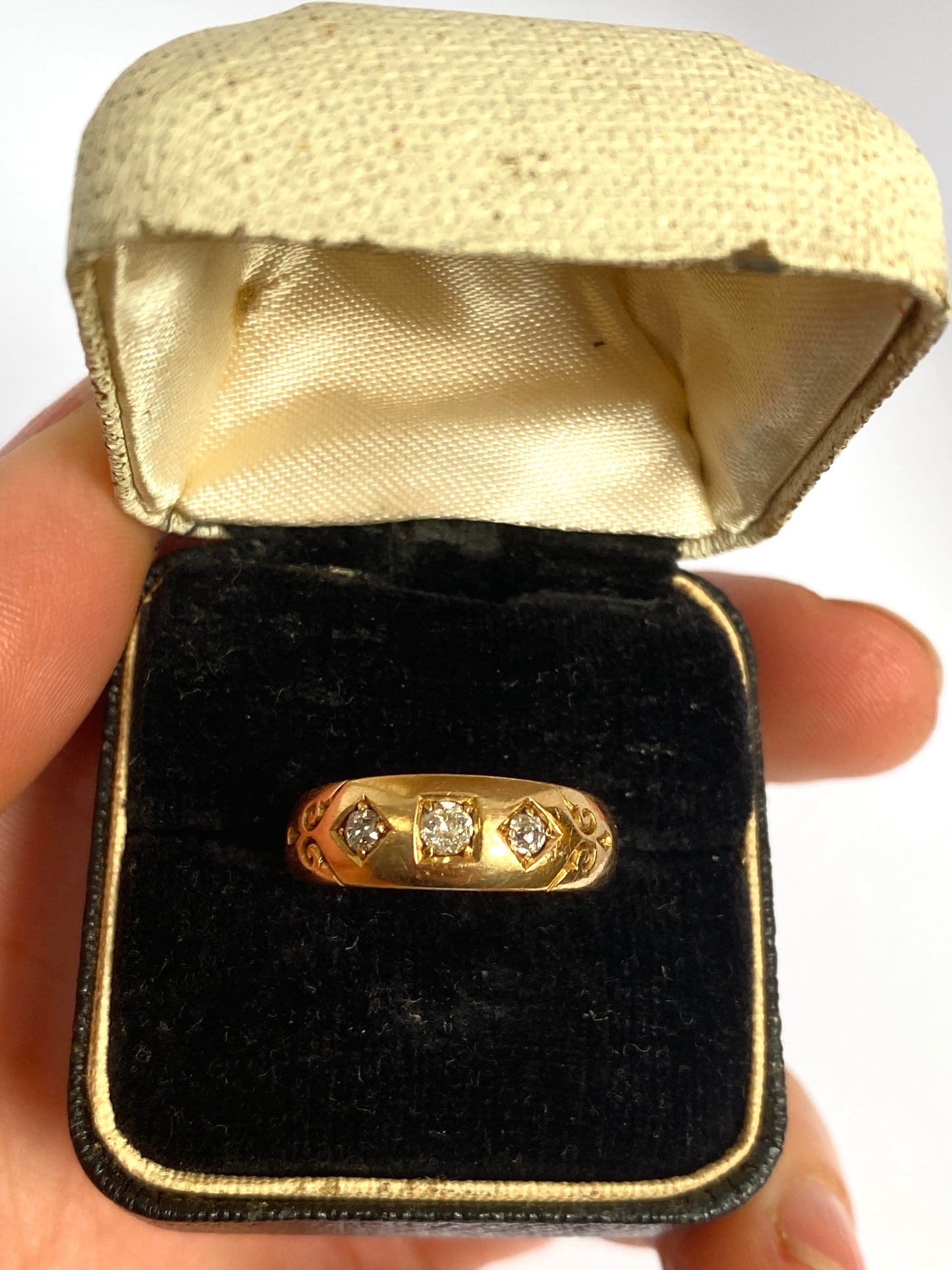 Antique, 18ct Gold, 3 stone, Old Cut Diamond Ring, Hallmarked 18ct Gold. (3.81g)