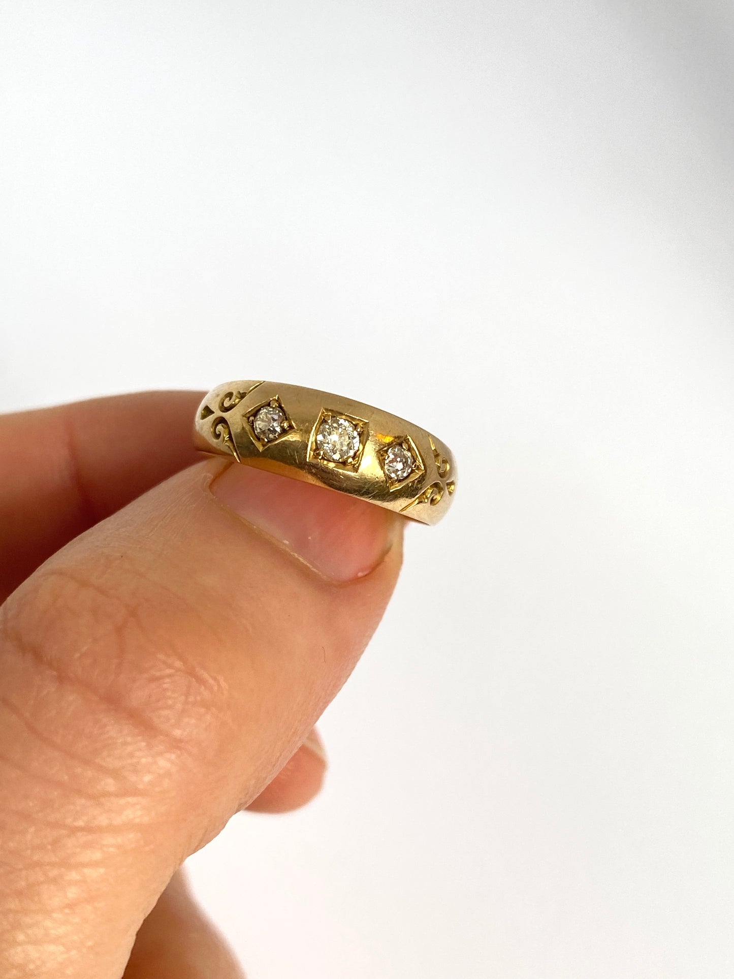 Antique, 18ct Gold, 3 stone, Old Cut Diamond Ring, Hallmarked 18ct Gold. (3.81g)