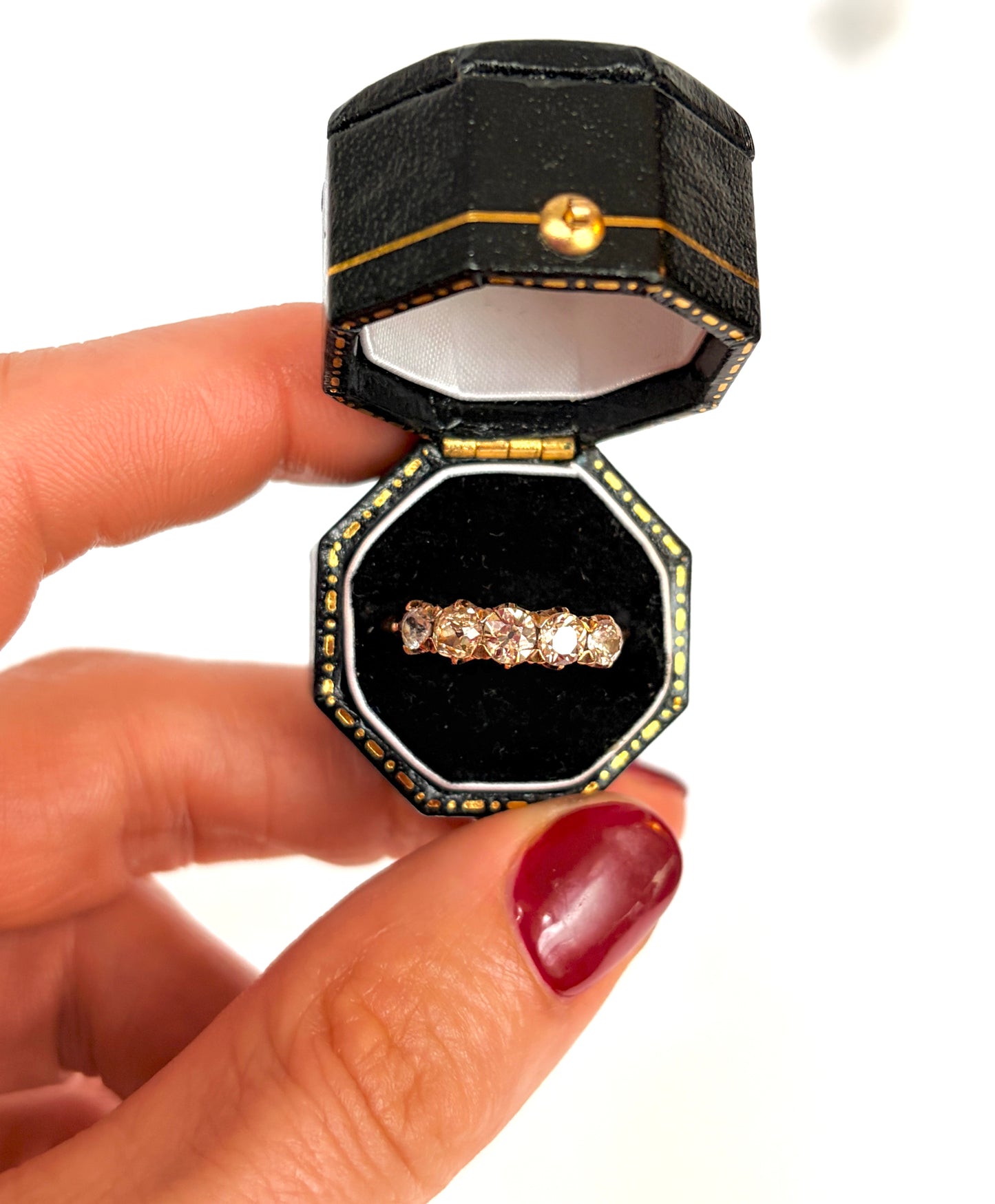 Stunning 18ct Gold, Vintage 5 Stone Diamond Ring
