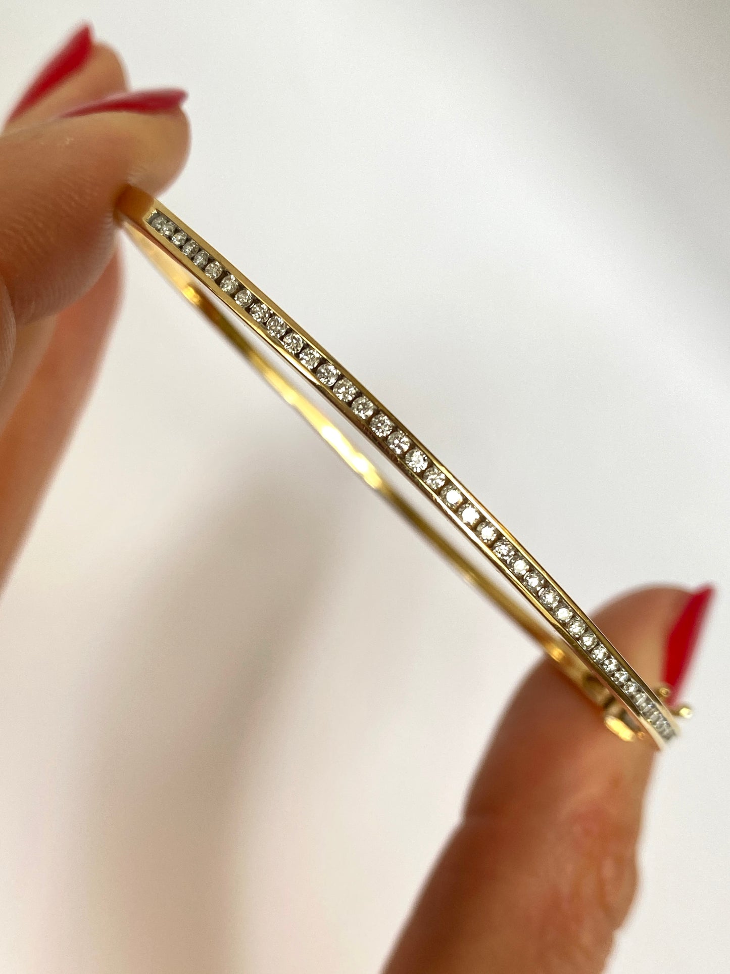 Elegant, Vintage, 18ct Gold, Diamond Bangle. 8.49g