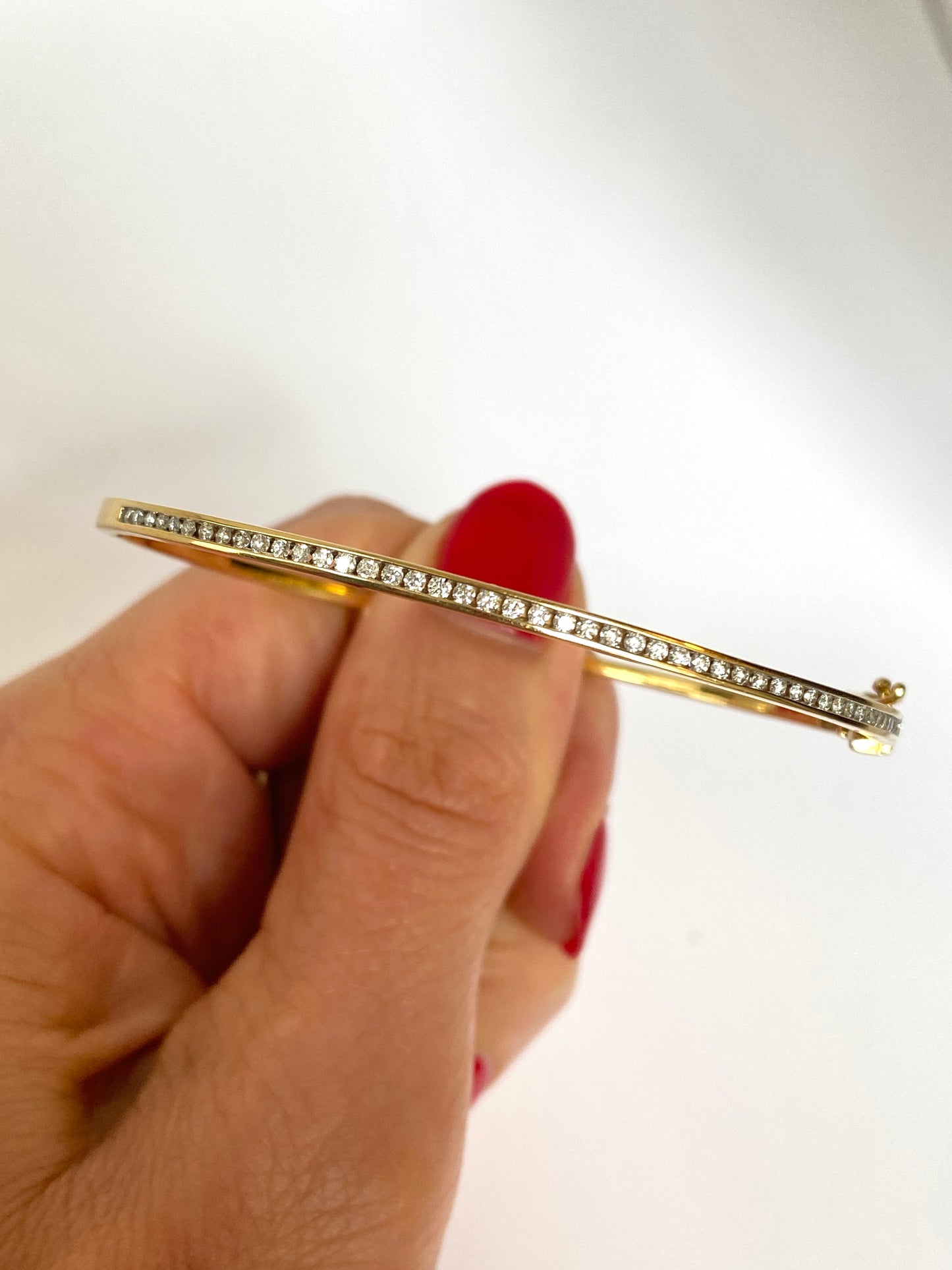 Elegant, Vintage, 18ct Gold, Diamond Bangle. 8.49g