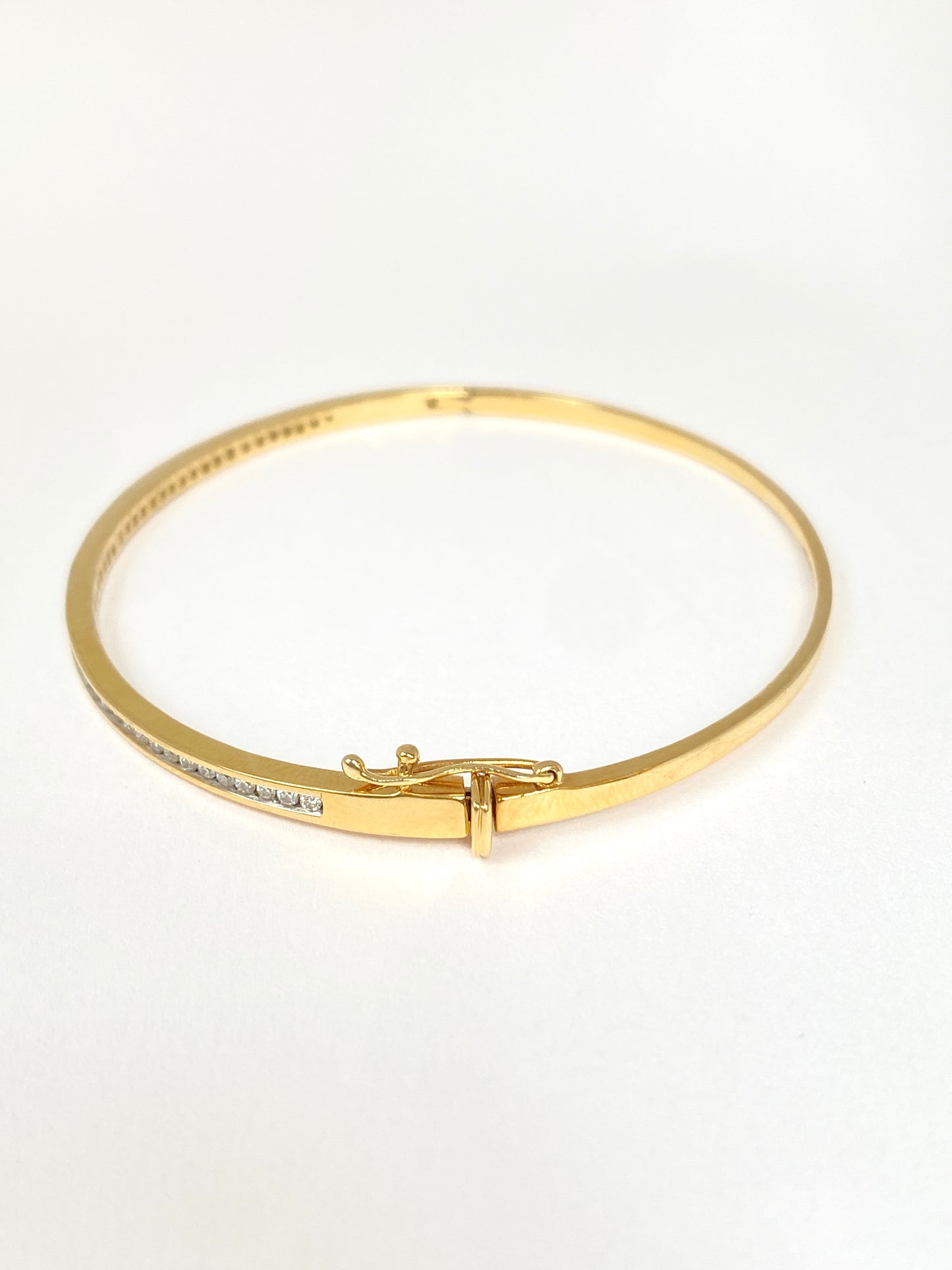 Elegant, Vintage, 18ct Gold, Diamond Bangle. 8.49g