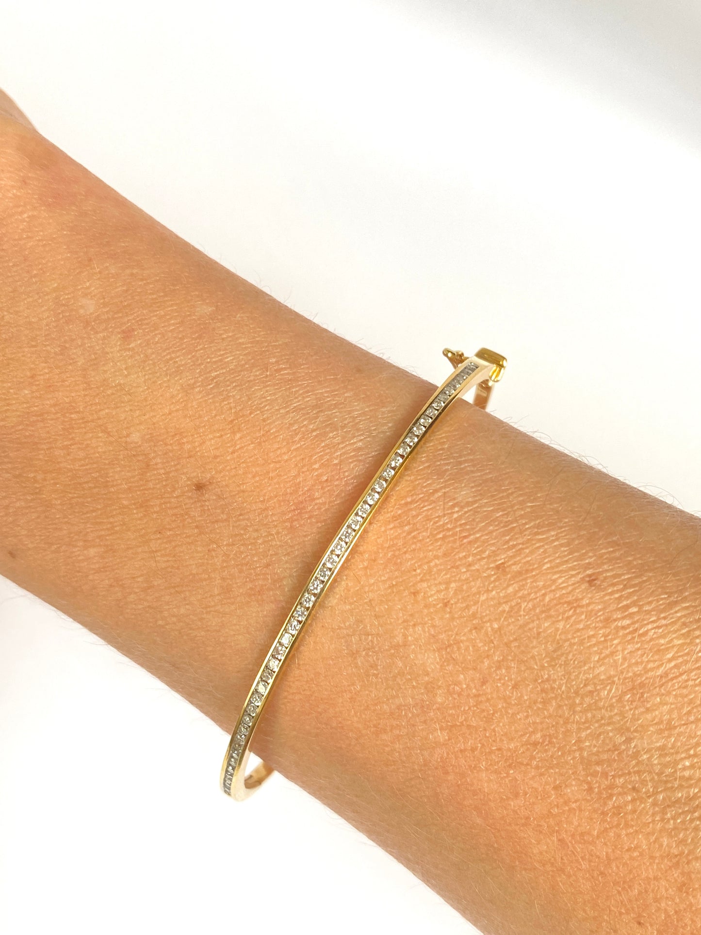Elegant, Vintage, 18ct Gold, Diamond Bangle. 8.49g