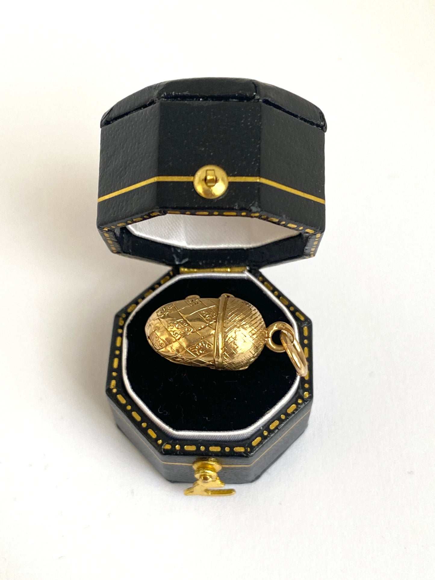 18ct Gold, French, Antique Acorn Locket/Pendant