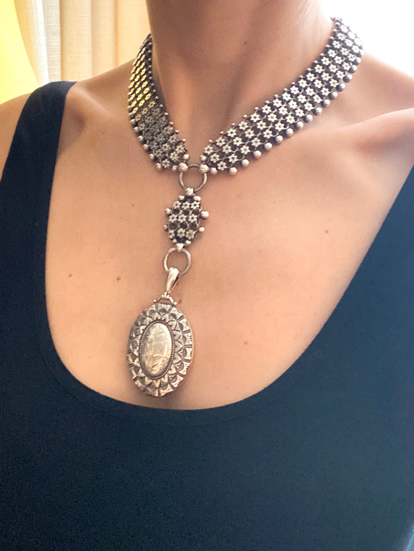 Hallmarked, Georgian, 16 inches Sterling Silver Antique Book Chain with Locket (81.37g)