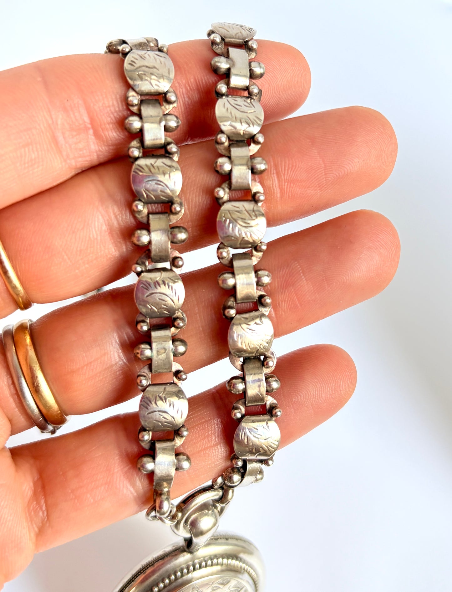 15 inches Silver Antique Book Chain with Bird Locket (38.06g)