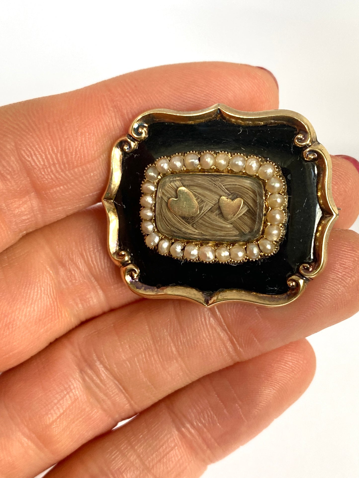 Georgian, 15ct Gold, Antique, Pearl, Onyx and double heart mourning brooch