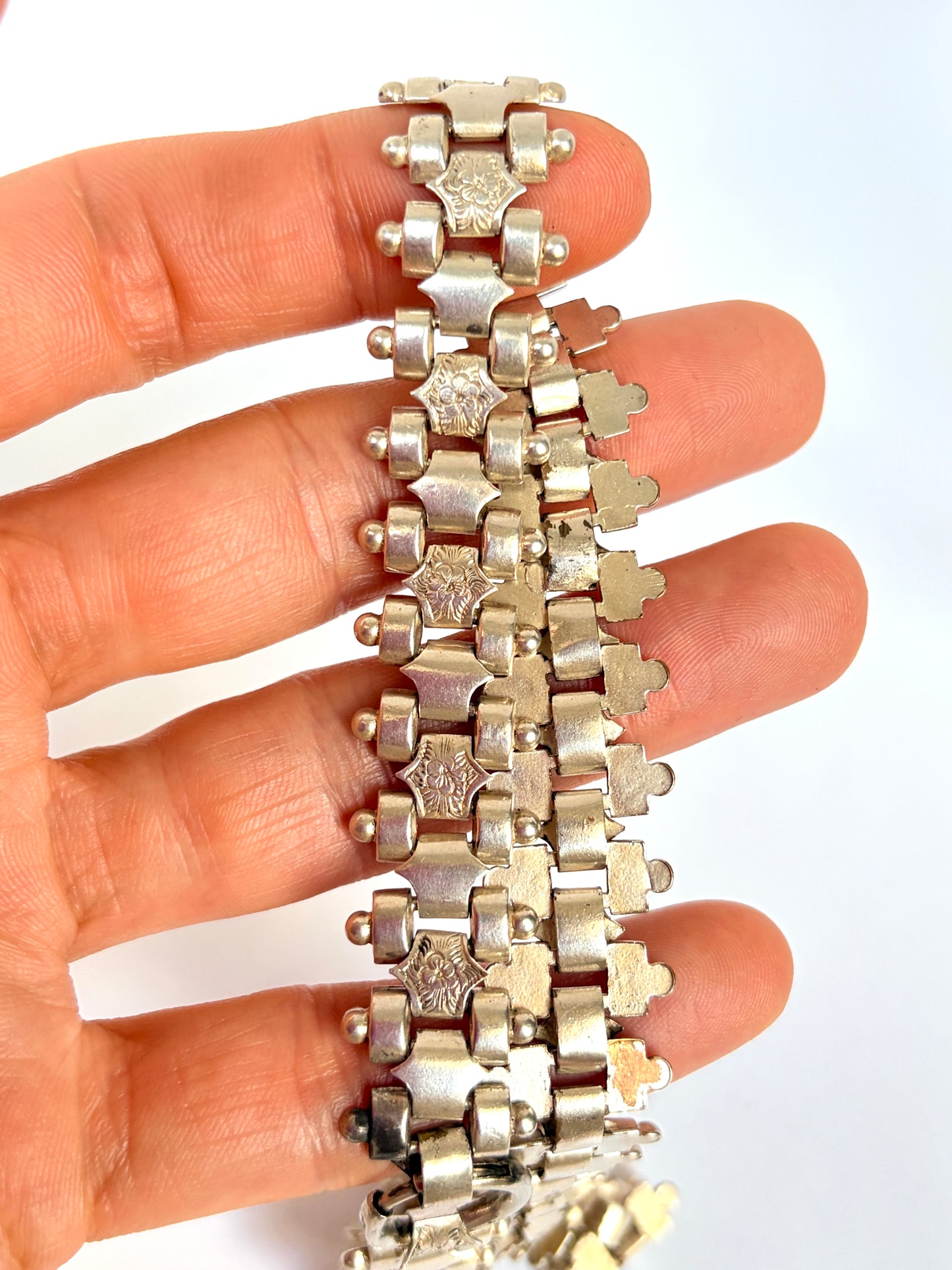 Victorian, 16 inch Silver Book Chain with 'Forget Me Not' Flower decoration