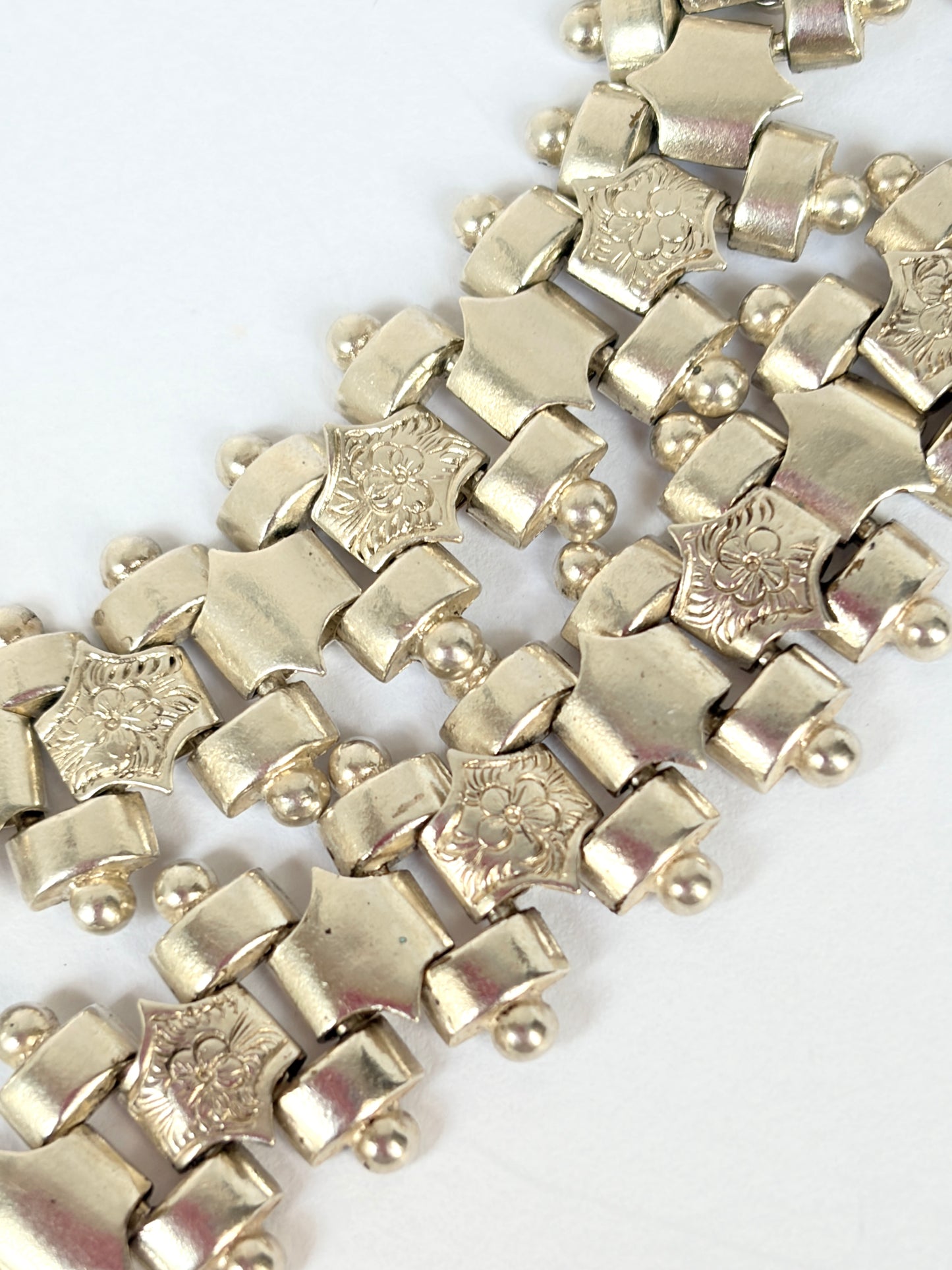 Victorian, 16 inch Silver Book Chain with 'Forget Me Not' Flower decoration