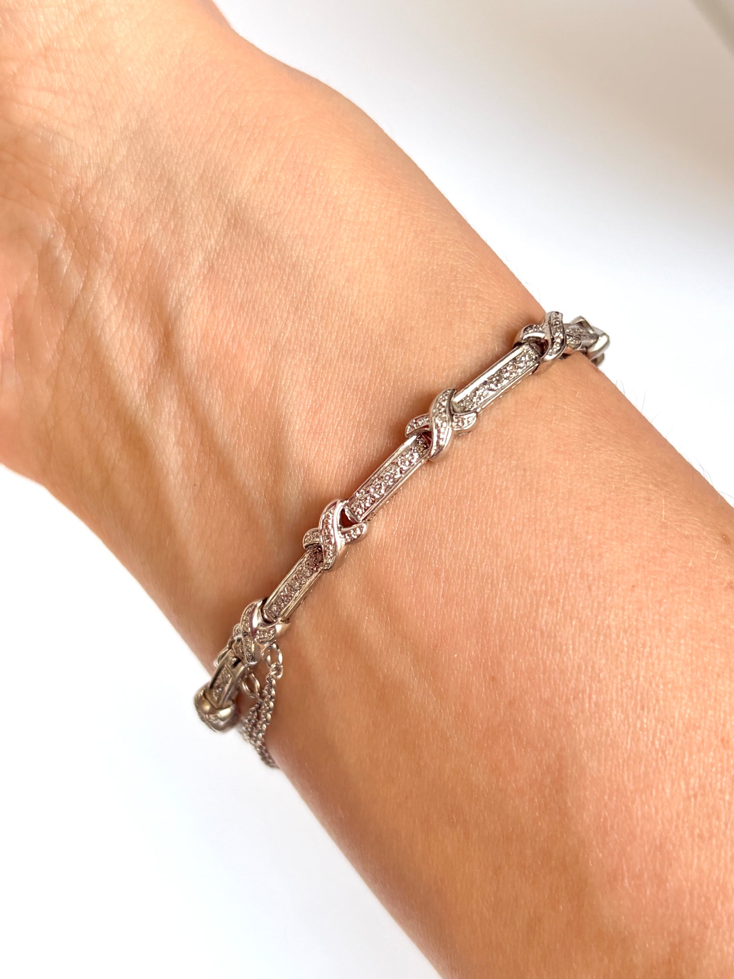 Vintage, 9ct Gold Diamond 'Kiss' Bracelet; 11.50g, 7.5 inches