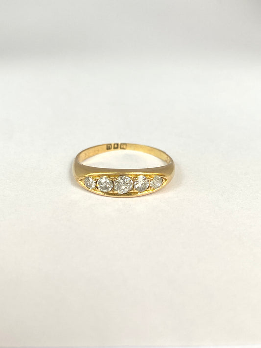 Antique, 18ct Gold, 5 stone graduated Diamond Ring, Hallmarked 18ct Gold, London, 1915