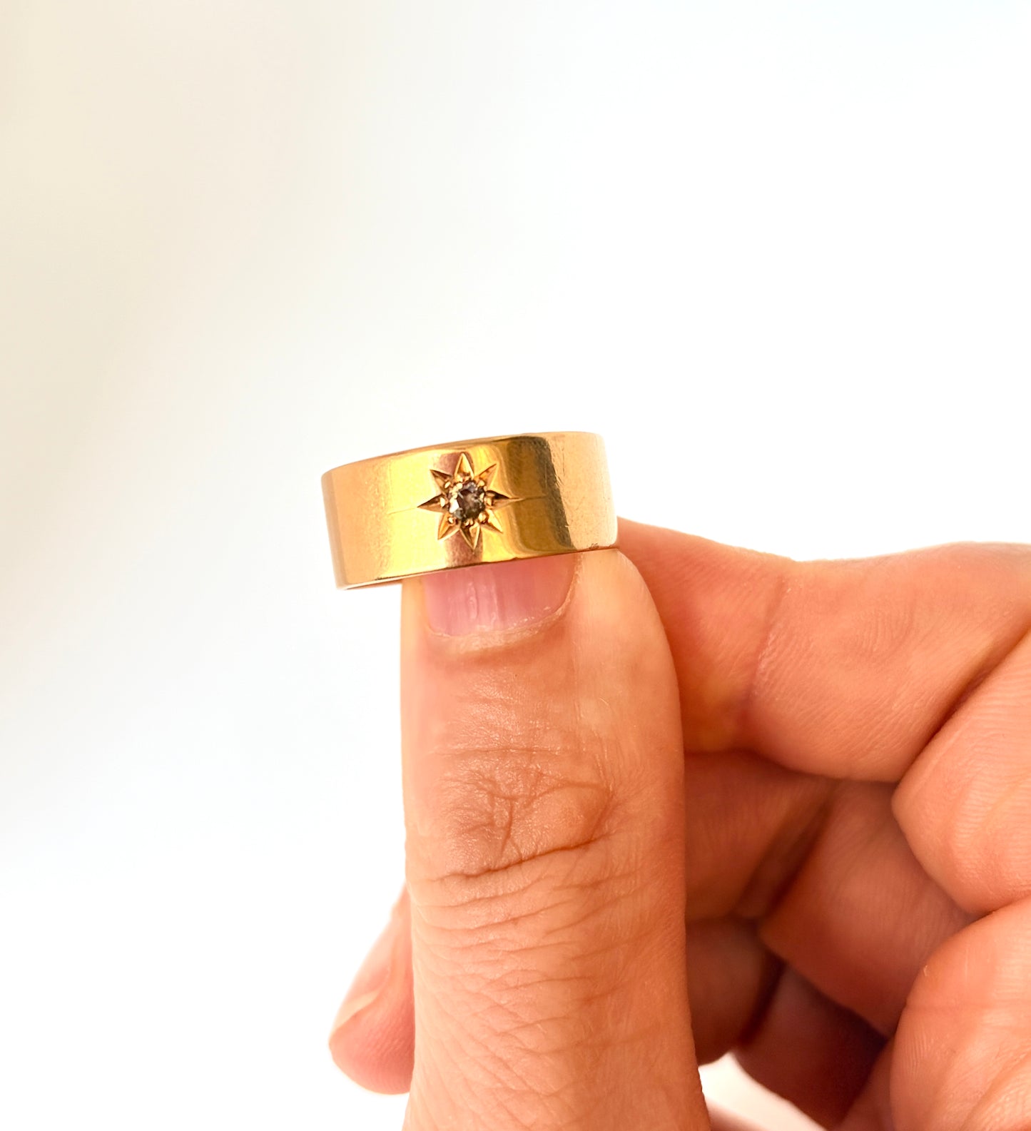 18ct Gold, Antique, Starburst Diamond Solitaire Band, Hallmarked 18ct Gold, London and 1916