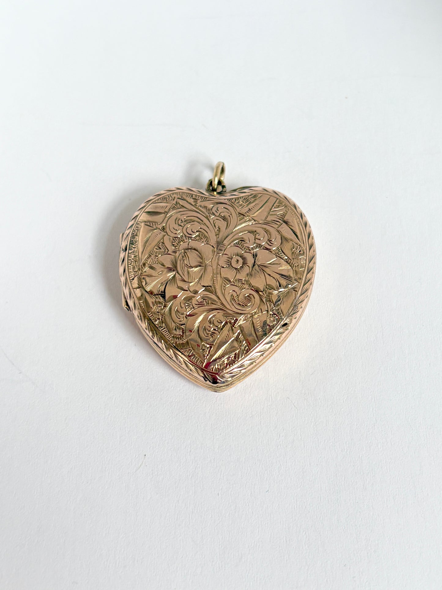 Large, Vintage, 9ct Gold (F&B) Heart Locket with Forget me not engravings
