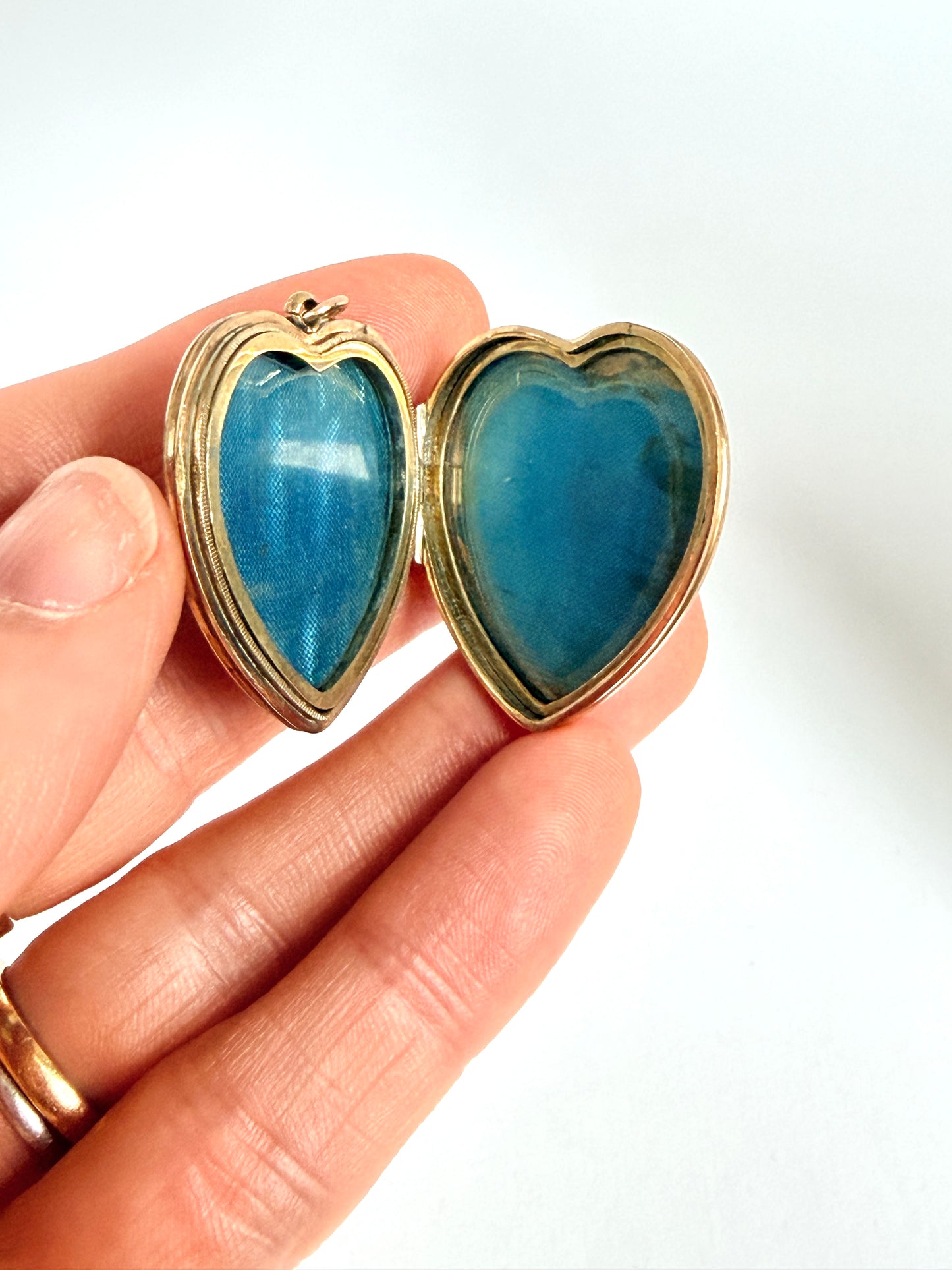 Large, Vintage, 9ct Gold (F&B) Heart Locket with Forget me not engravings