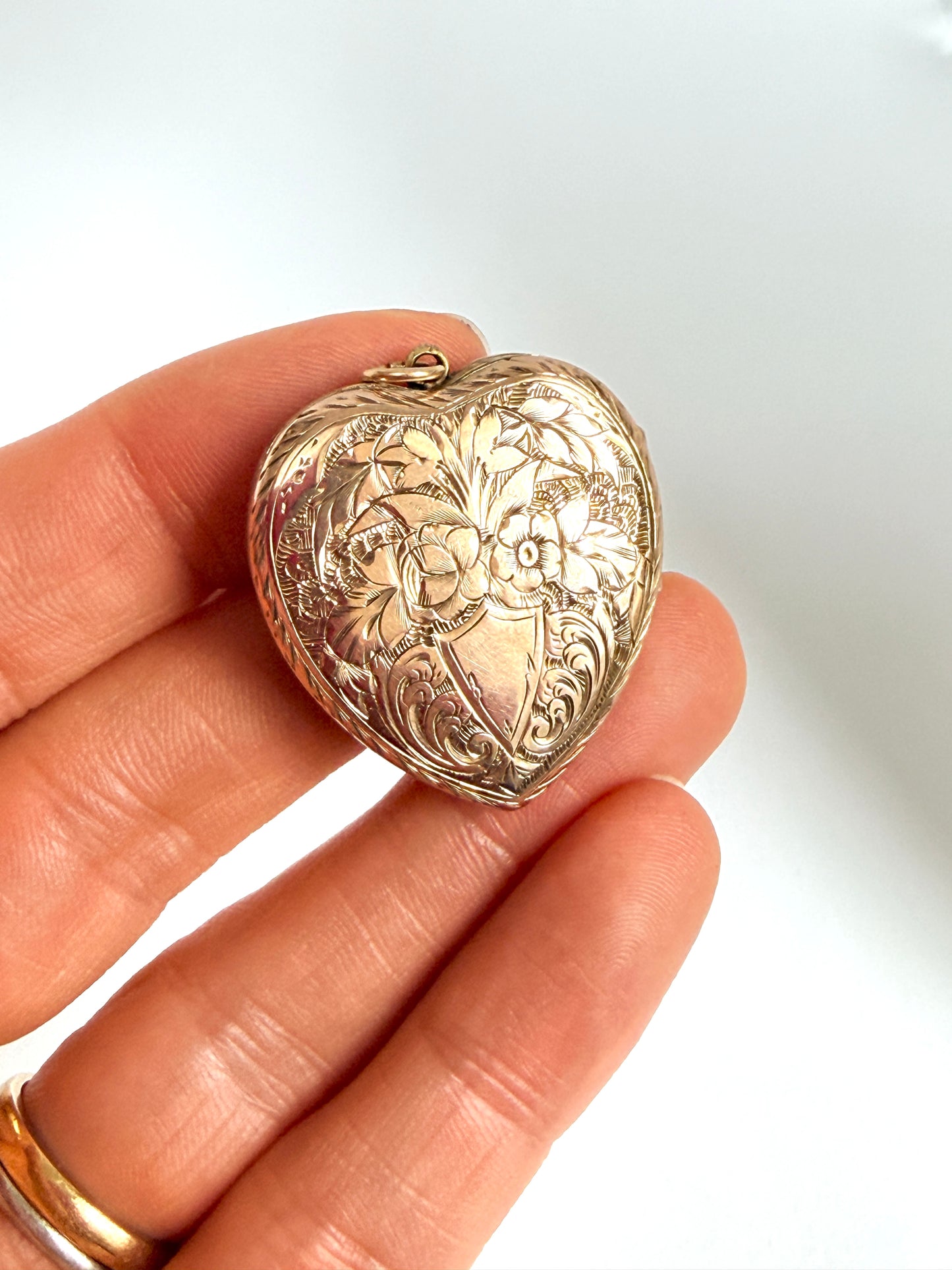 Large, Vintage, 9ct Gold (F&B) Heart Locket with Forget me not engravings
