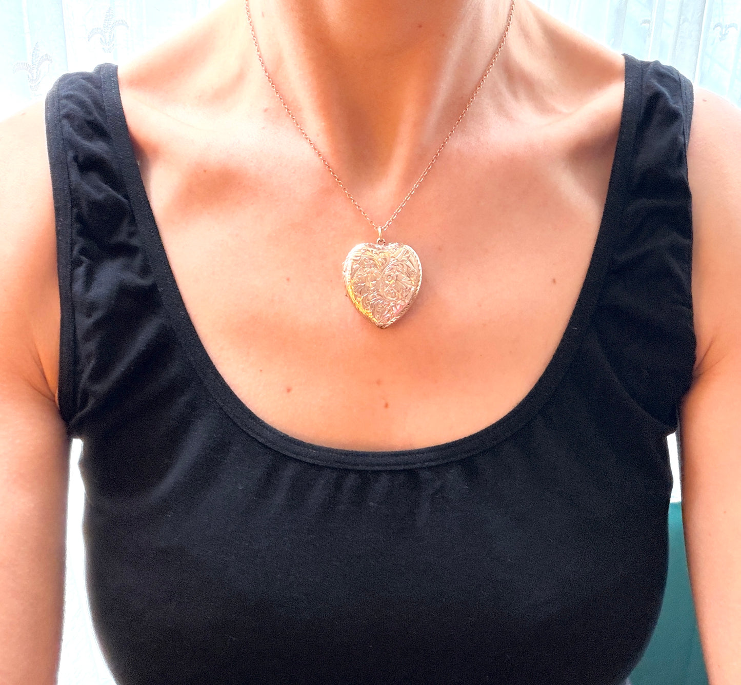 Large, Vintage, 9ct Gold (F&B) Heart Locket with Forget me not engravings