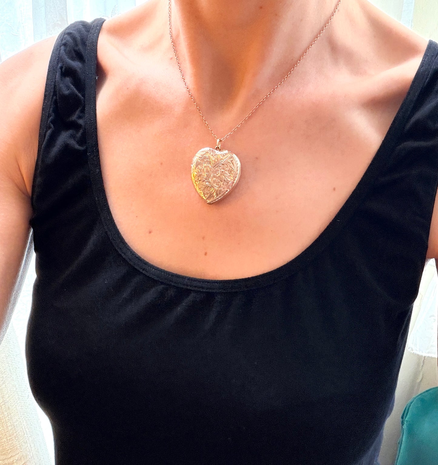 Large, Vintage, 9ct Gold (F&B) Heart Locket with Forget me not engravings