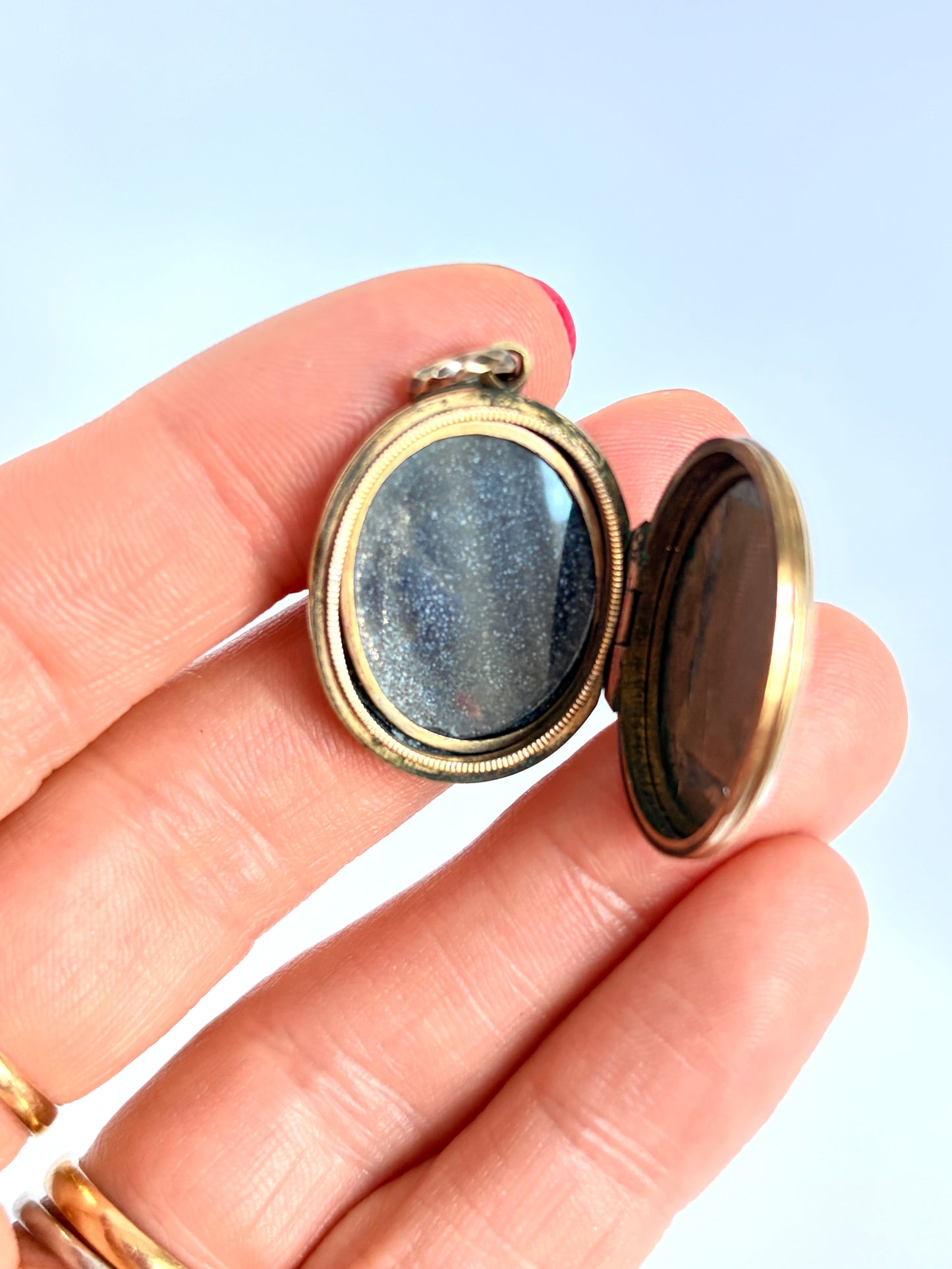 Vintage, 9ct Gold (F&B) Oval Locket with Floral Enamel decoration