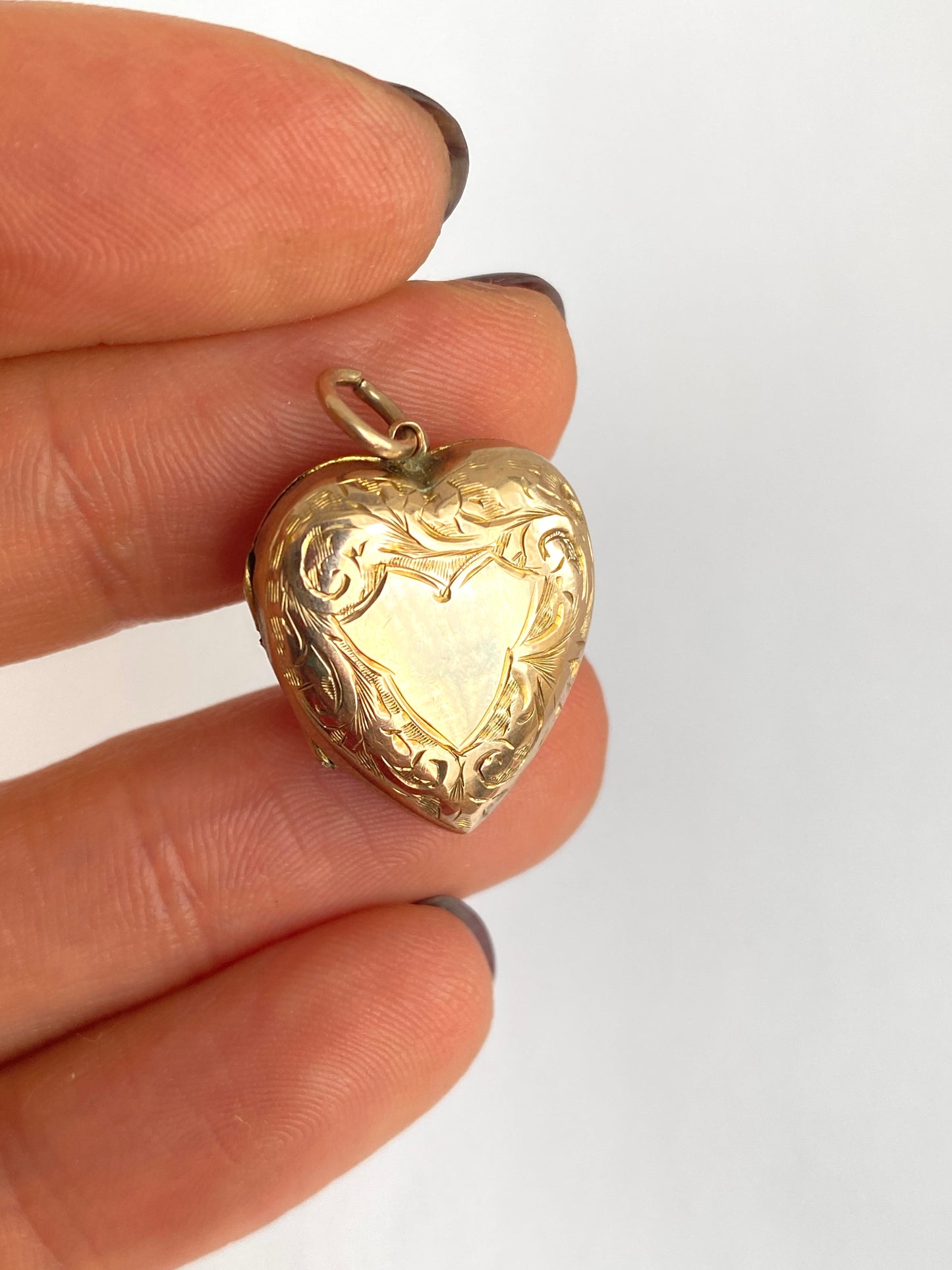 Victorian, 9ct Gold (B&F) Heart Locket with Ivy Leaf and other floral engravings