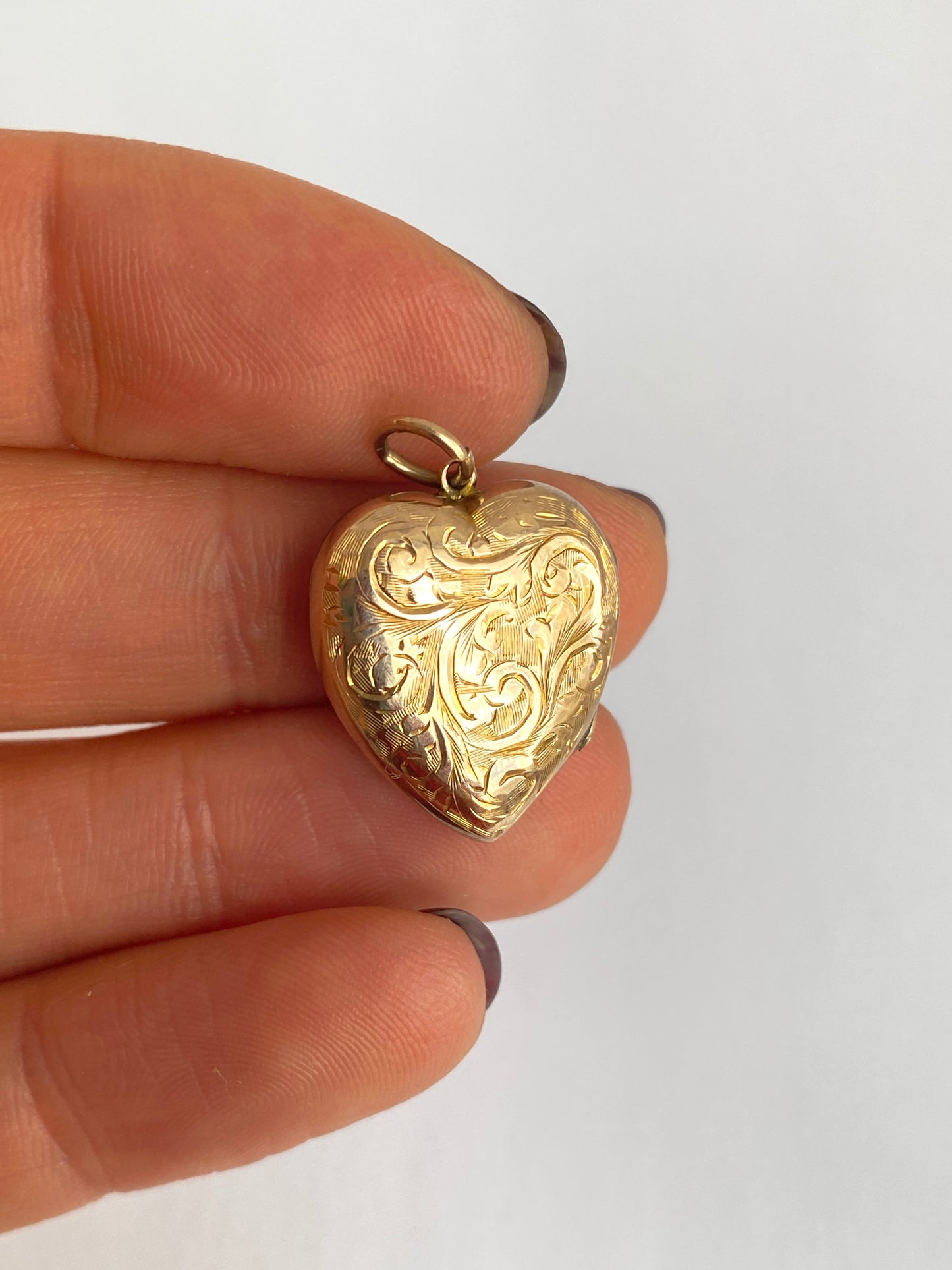 Victorian, 9ct Gold (B&F) Heart Locket with Ivy Leaf and other floral engravings