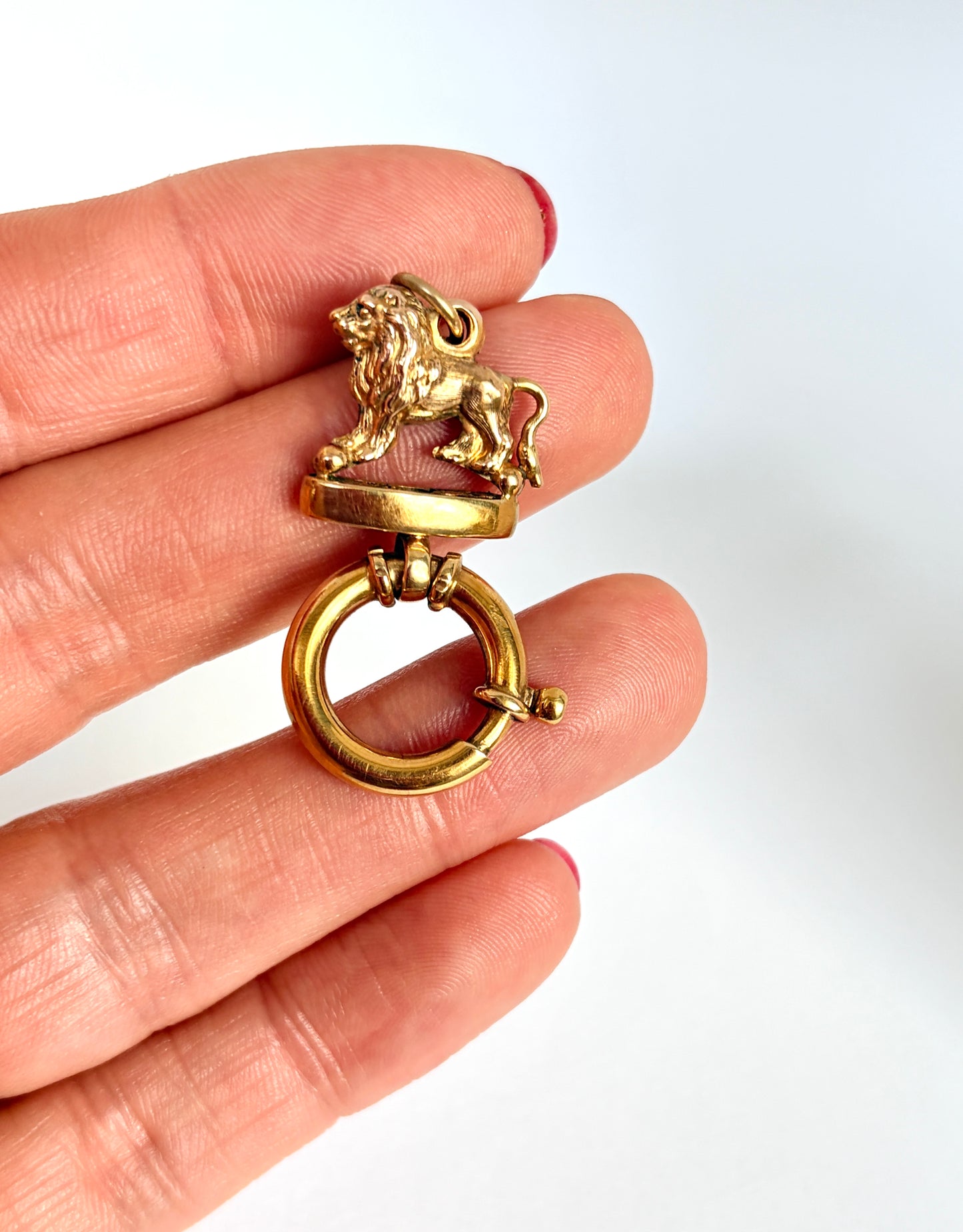 Large, 9ct Gold Vintage Lion Bolt Ring