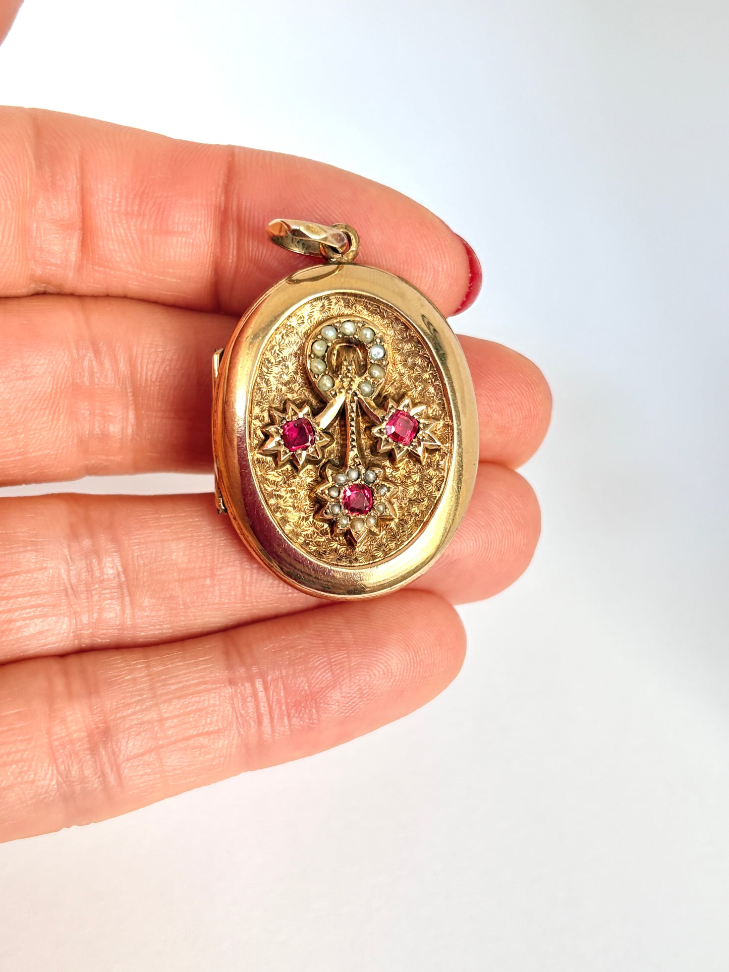 9ct Gold (F&B) Garnet Pearl Horse Shoe Locket
