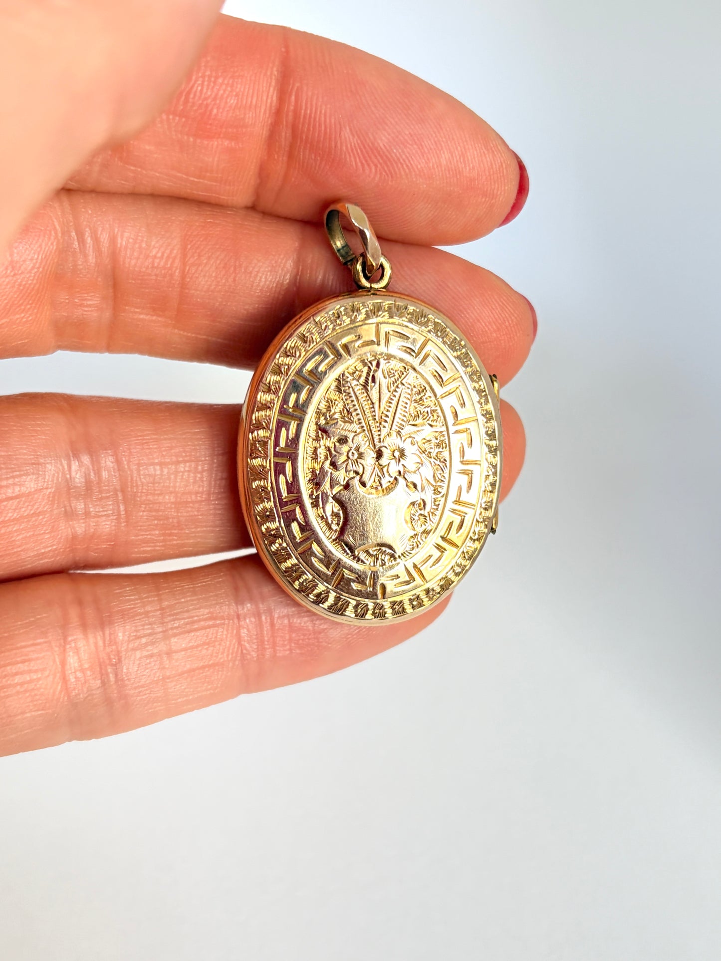 9ct Gold (F&B) Garnet Pearl Horse Shoe Locket