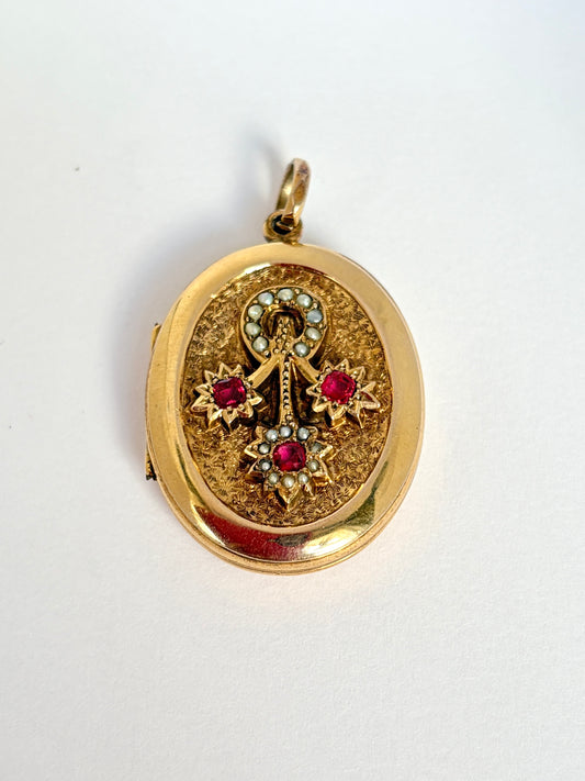 9ct Gold (F&B) Garnet Pearl Horse Shoe Locket