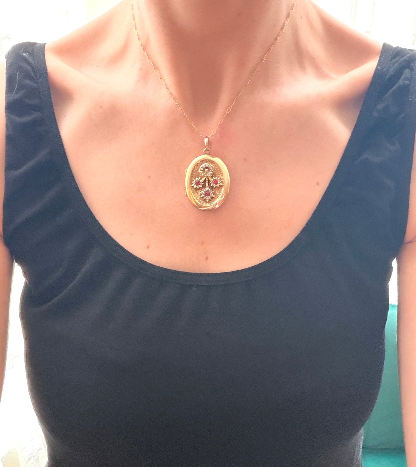 9ct Gold (F&B) Garnet Pearl Horse Shoe Locket
