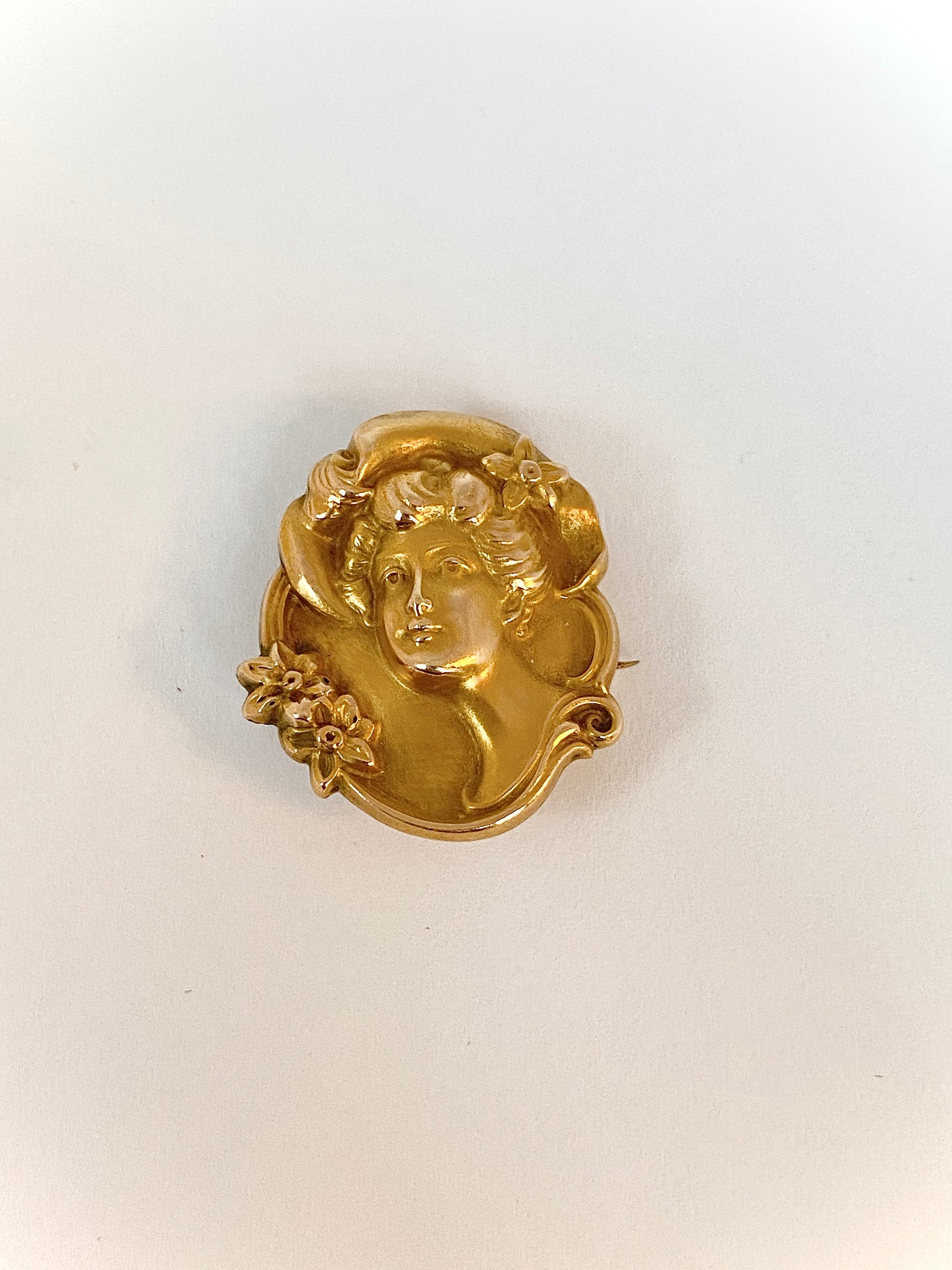 18ct Gold, French, Art Nouveau Pendant /Brooch /Pin with Forget me not flower decoration  (3.79g)/Brooch /Pin with 'Forget me not; flower decoration