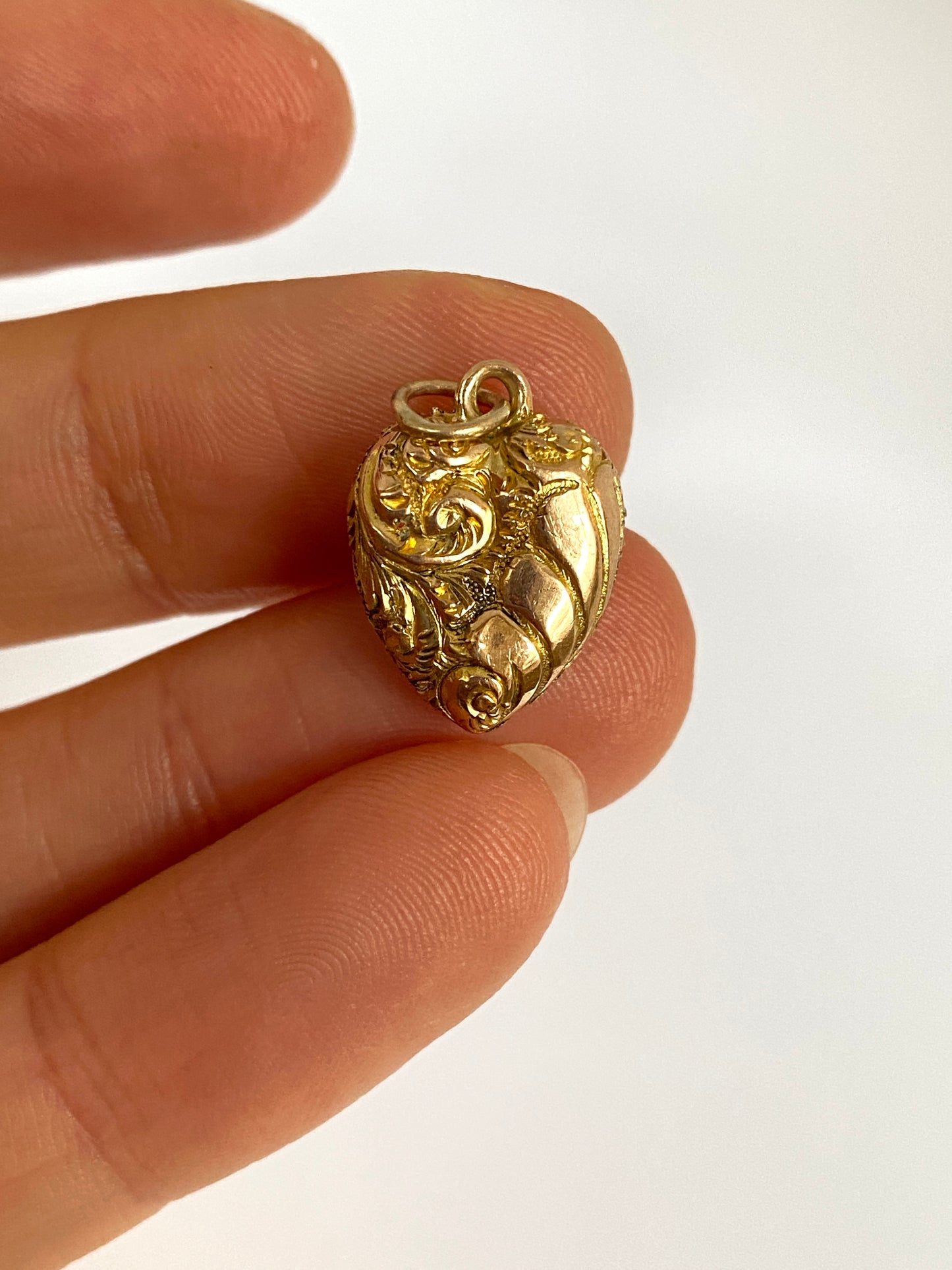 Exquisite, Victorian, 9ct gold, puffed heart pendant