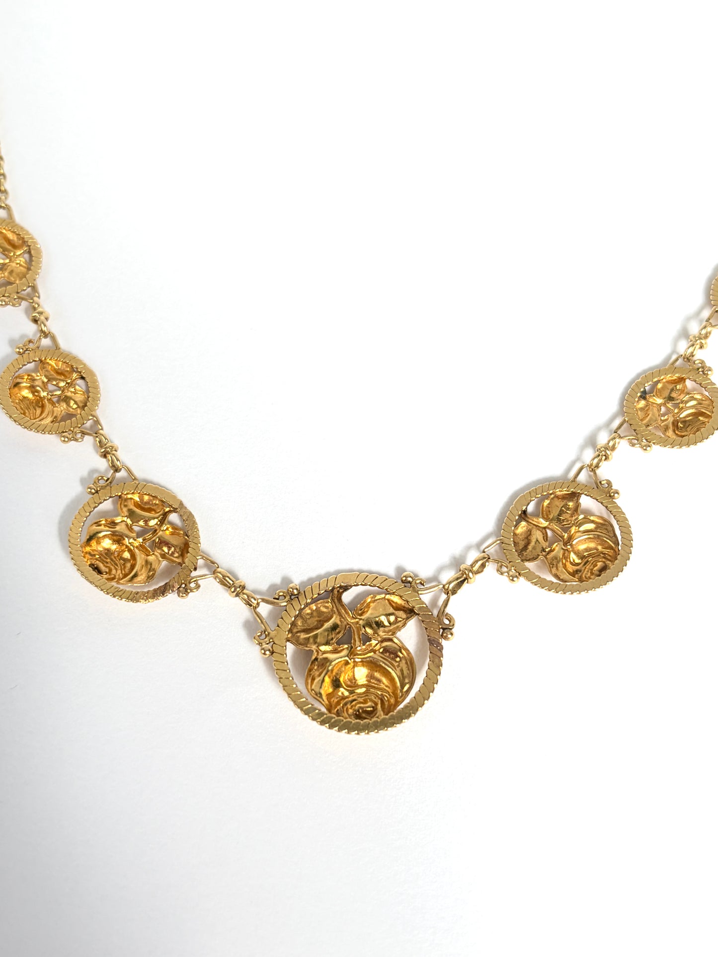 Belle Epoque, French, 18ct Gold,  Roses Necklace, 17 inches