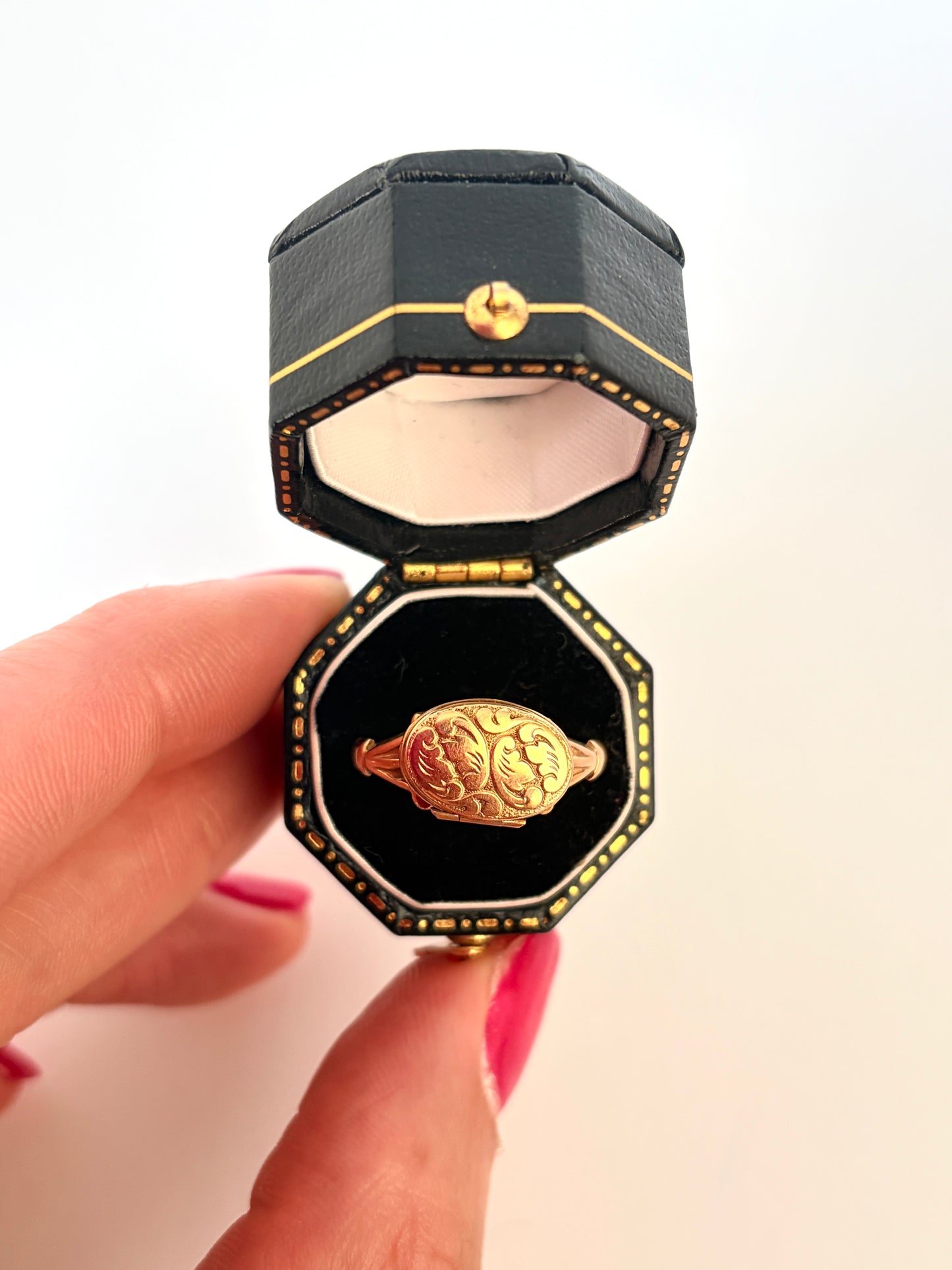 Antique, 9ct Gold, Oval Locket / Poison Ring, Hallmarked 9ct Gold, Chester, 1915