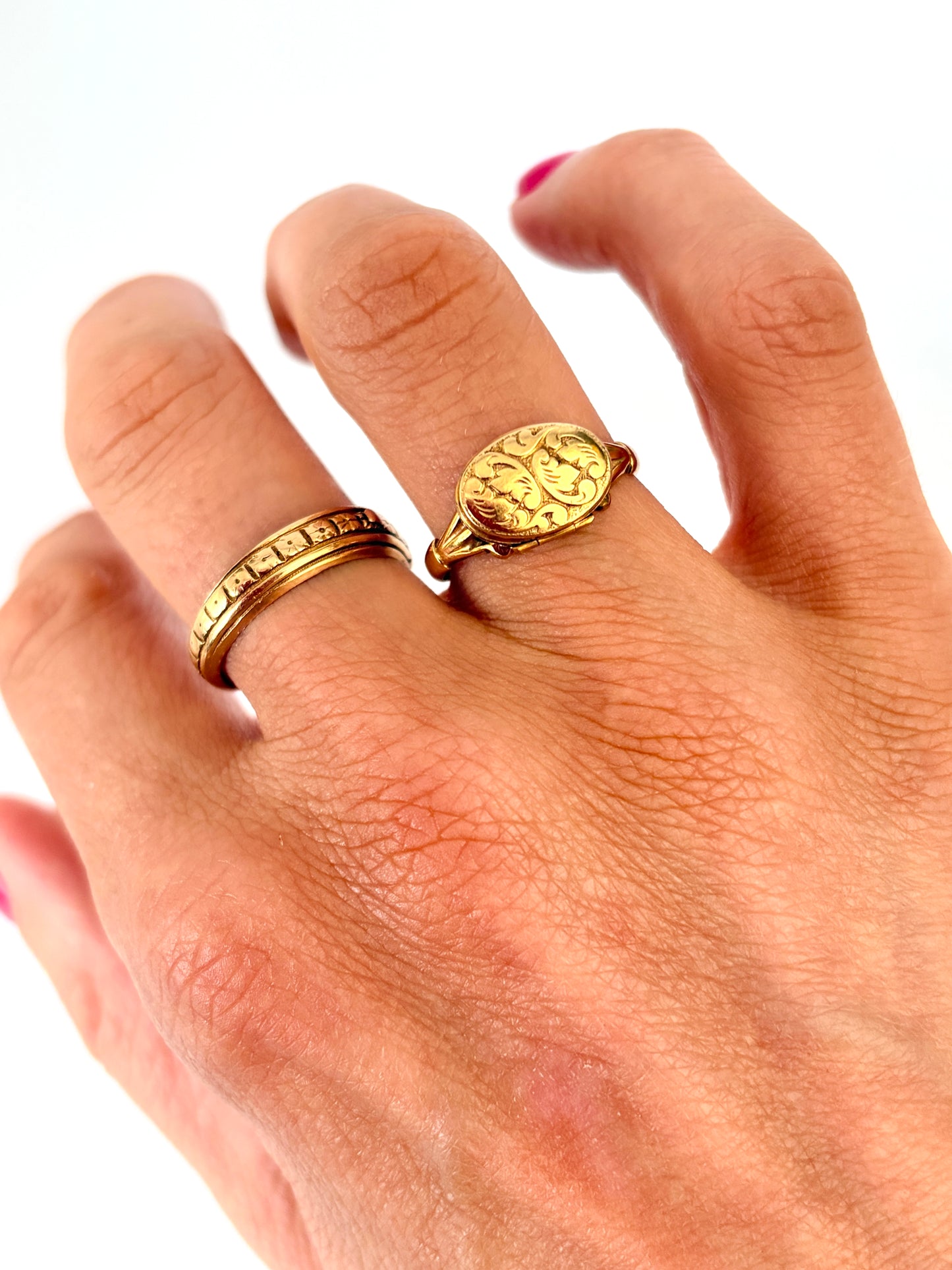 Antique, 9ct Gold, Oval Locket / Poison Ring, Hallmarked 9ct Gold, Chester, 1915