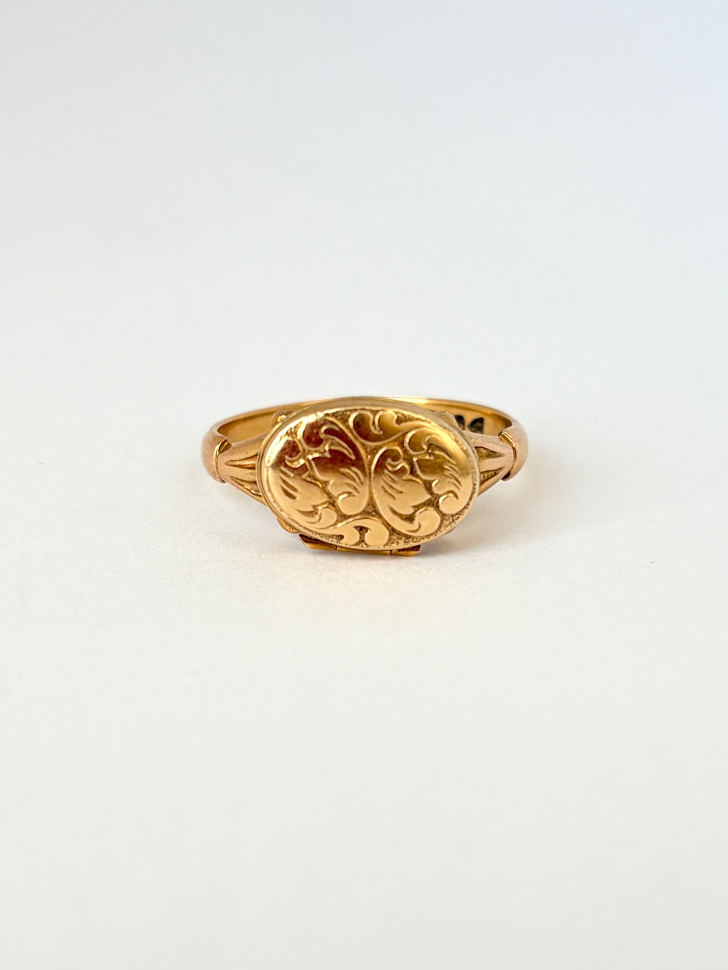 Antique, 9ct Gold, Oval Locket / Poison Ring, Hallmarked 9ct Gold, Chester, 1915