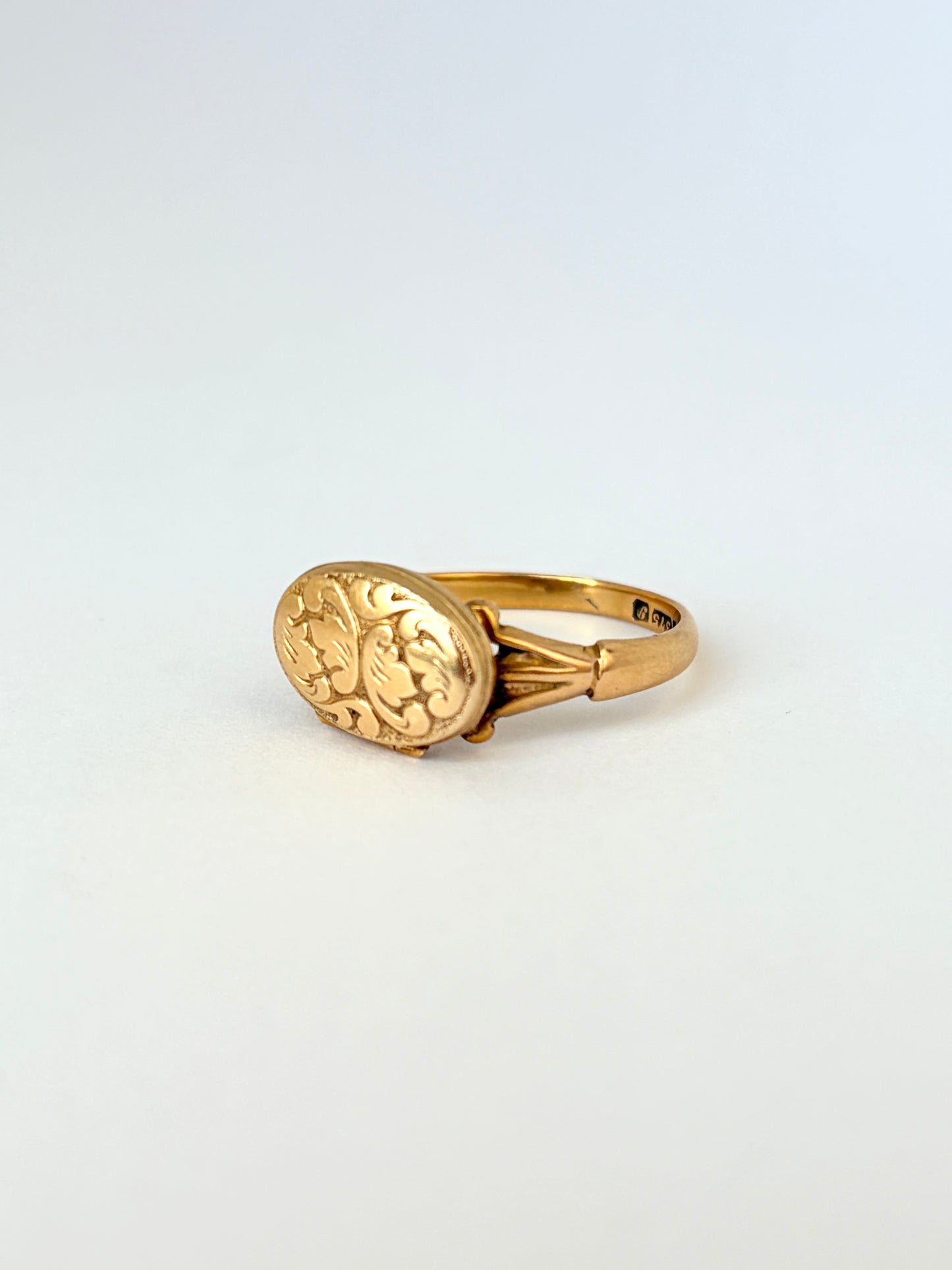 Antique, 9ct Gold, Oval Locket / Poison Ring, Hallmarked 9ct Gold, Chester, 1915
