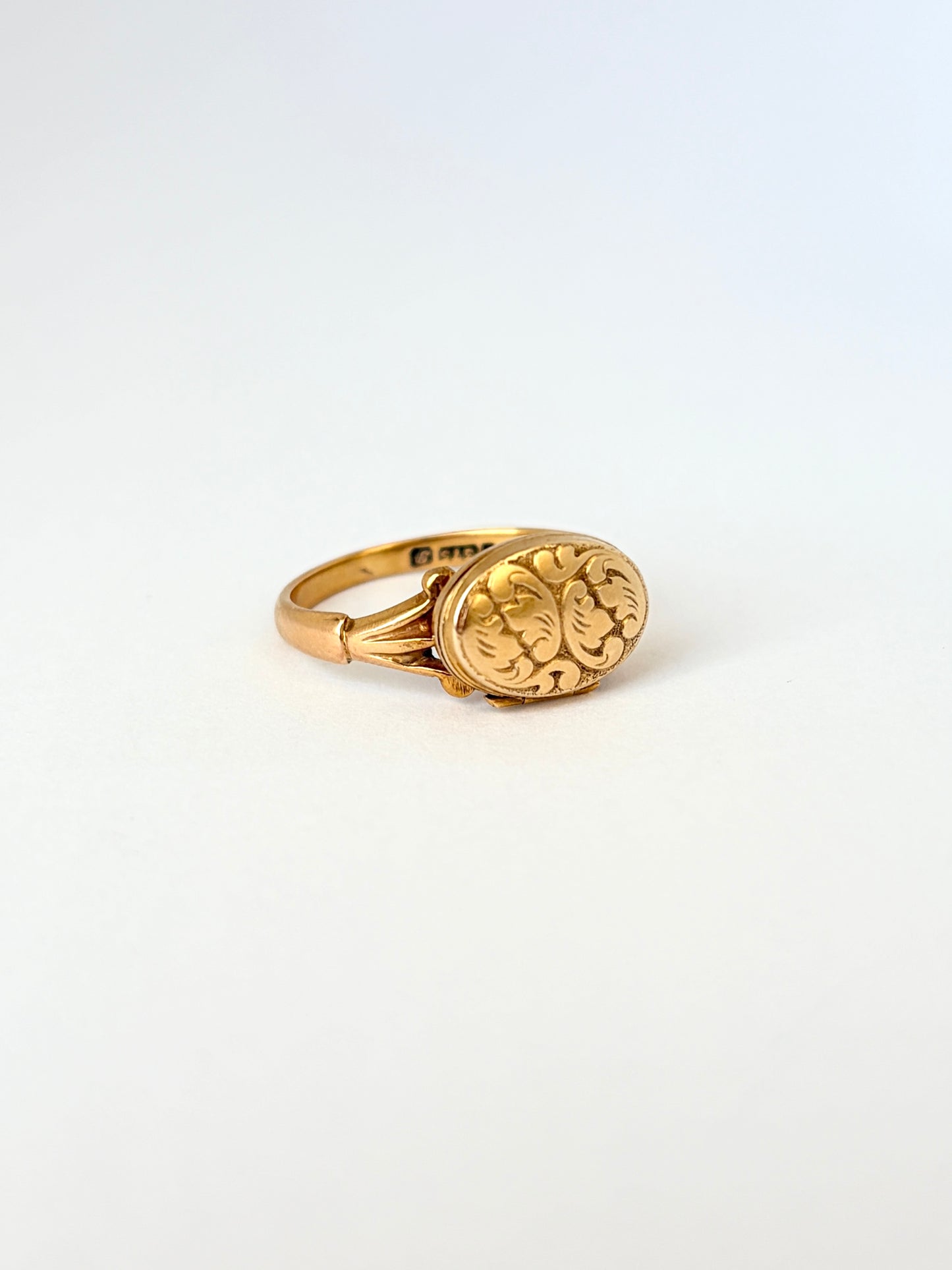 Antique, 9ct Gold, Oval Locket / Poison Ring, Hallmarked 9ct Gold, Chester, 1915