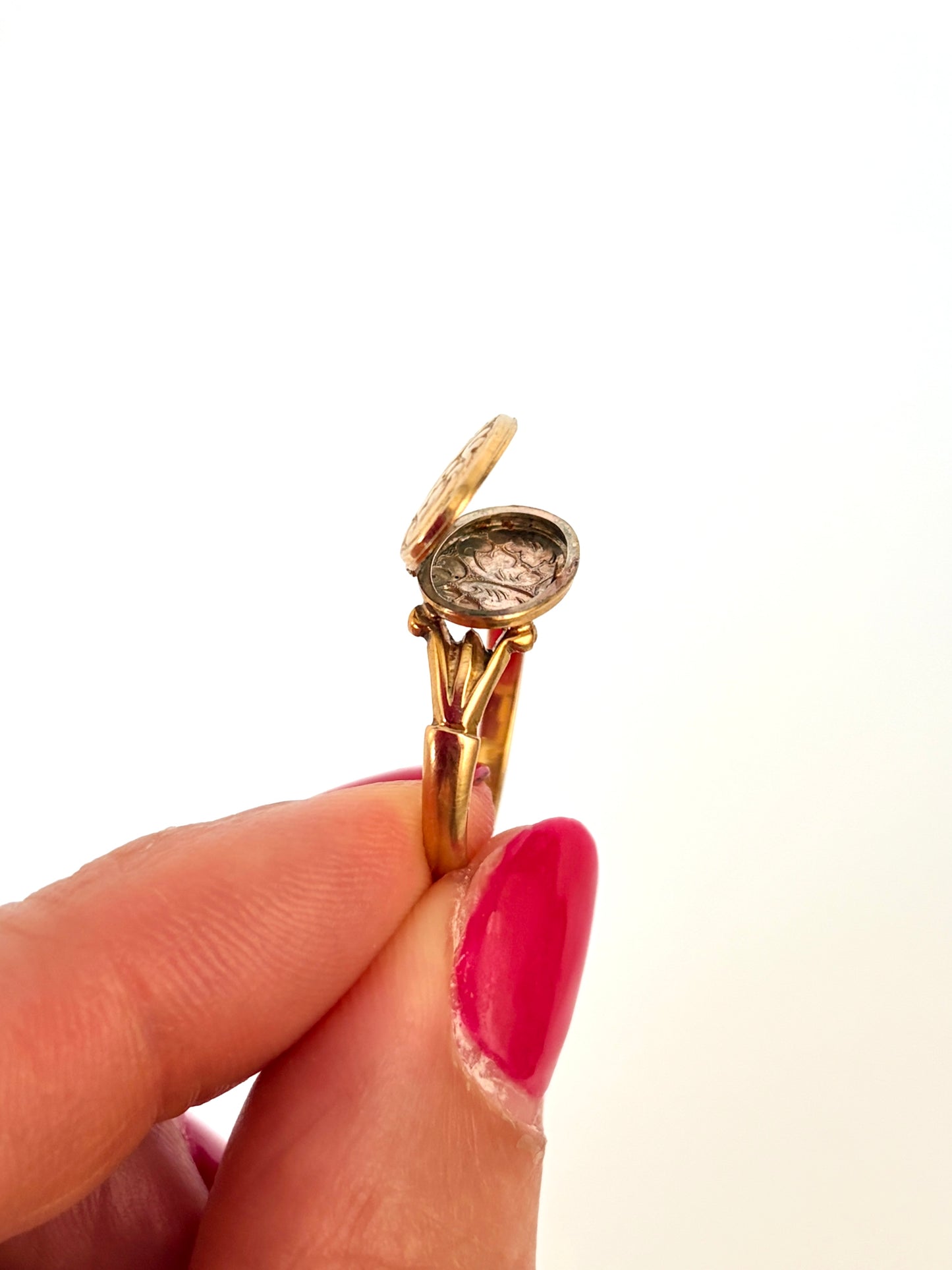 Antique, 9ct Gold, Oval Locket / Poison Ring, Hallmarked 9ct Gold, Chester, 1915