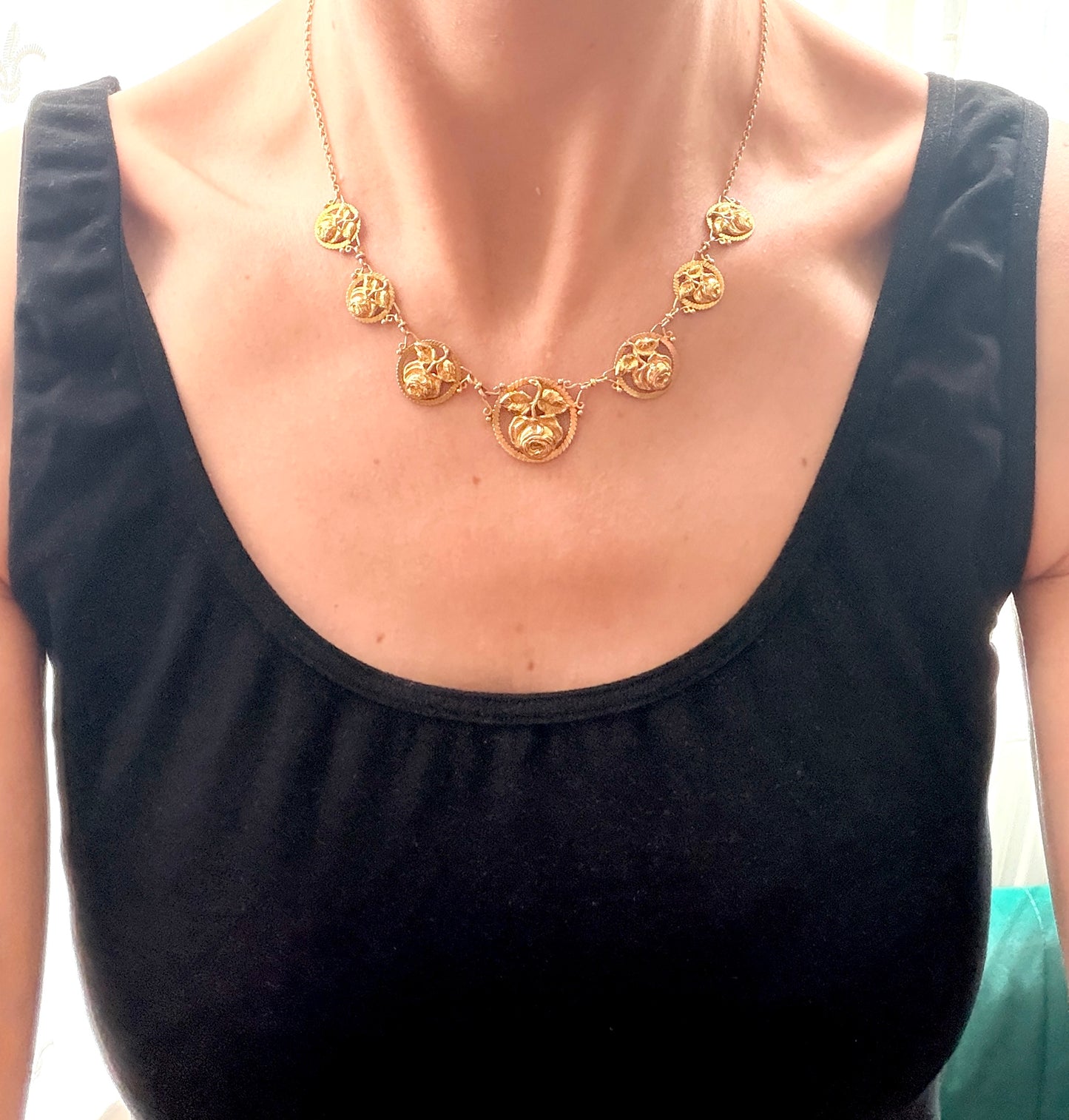 Belle Epoque, French, 18ct Gold,  Roses Necklace, 17 inches