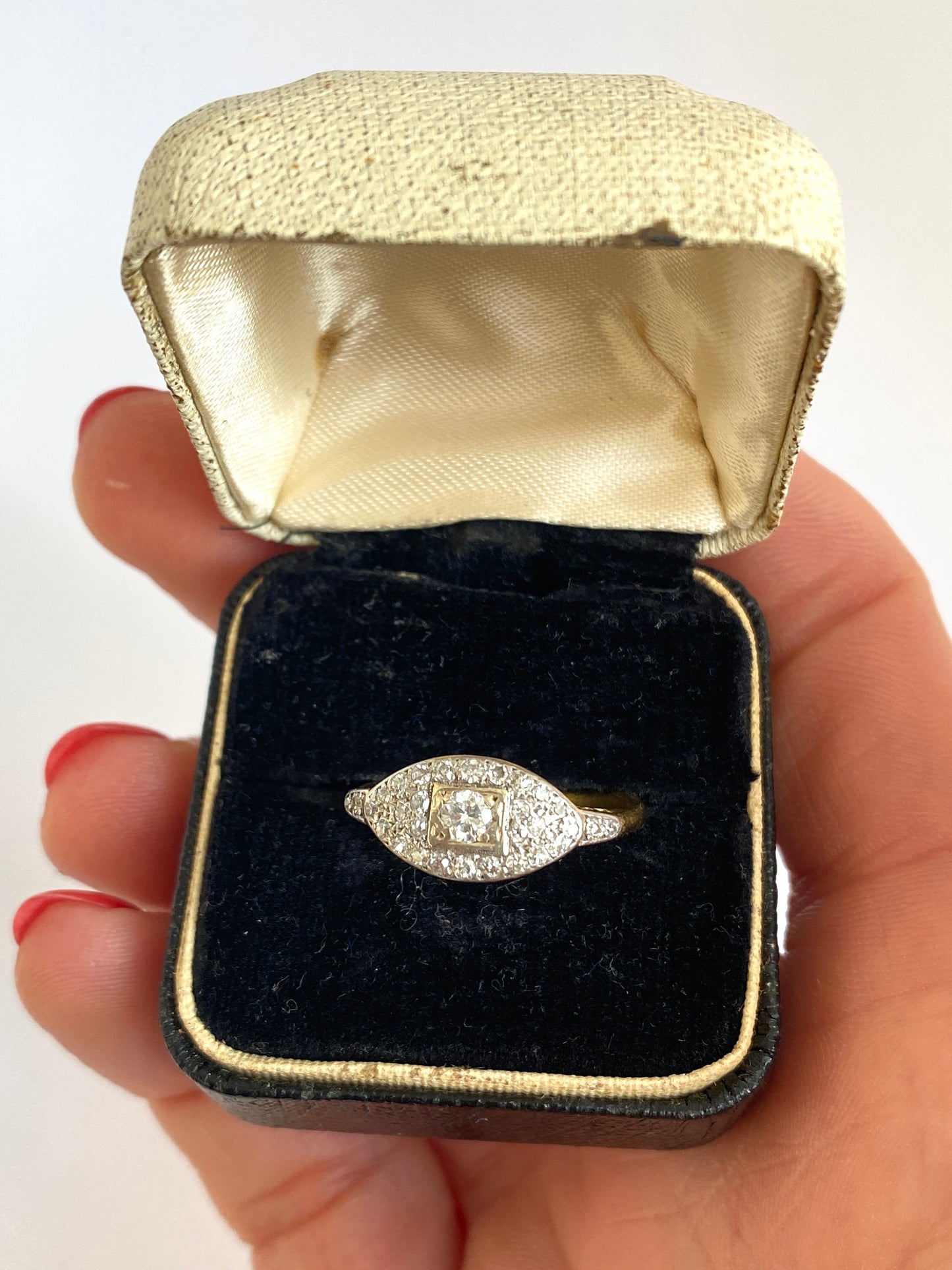 Art Deco, 18 Gold Diamond Cluster 'Eye' Ring