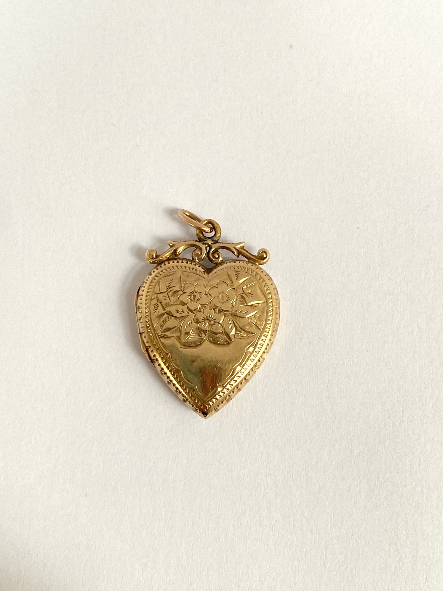 Edwardian, 9ct Solid Gold Heart Locket with Forget-me-nots. Hallmarked for 9ct Gold, Birmingham, 1910