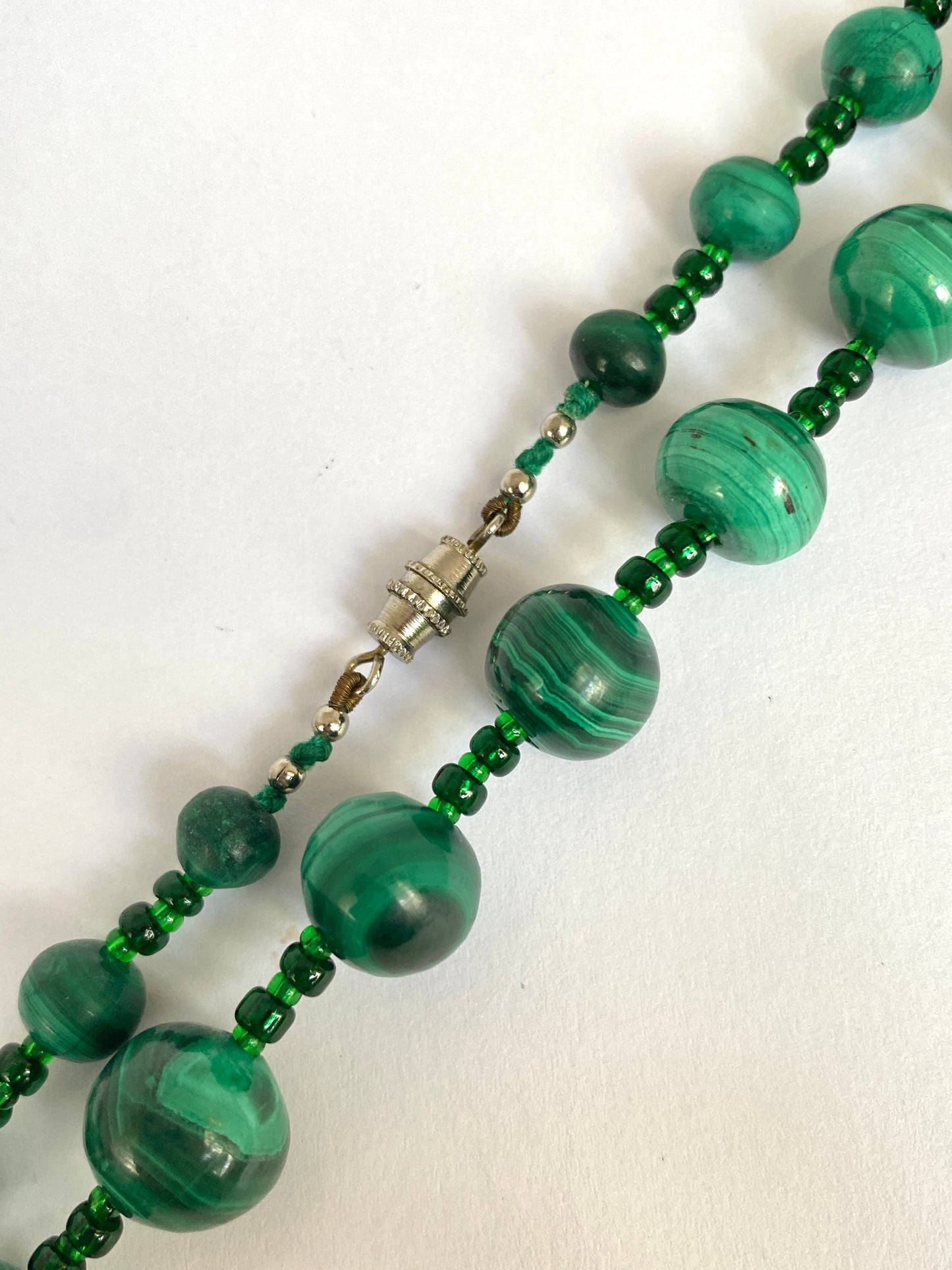 Stunning Vintage Malachite Bead Necklace 22.5 inches (82.32g)