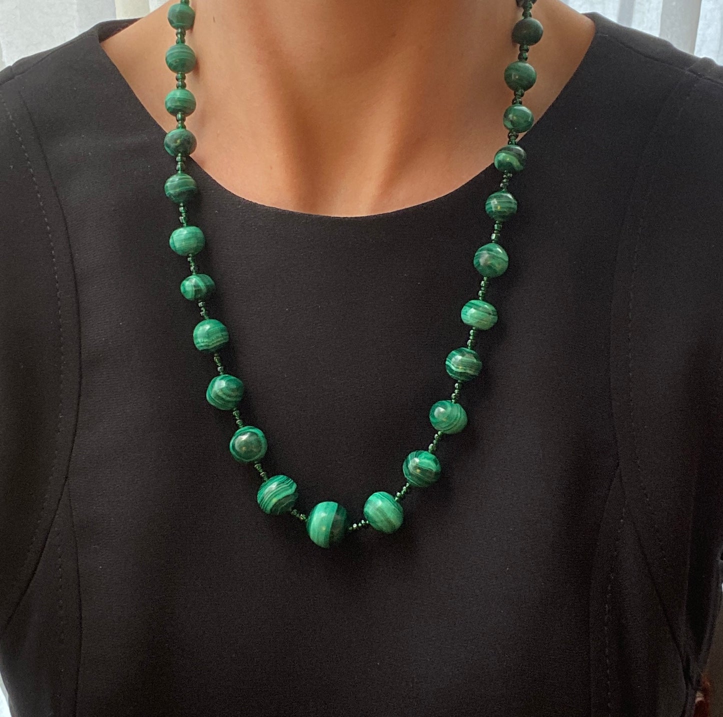 Stunning Vintage Malachite Bead Necklace 22.5 inches (82.32g)