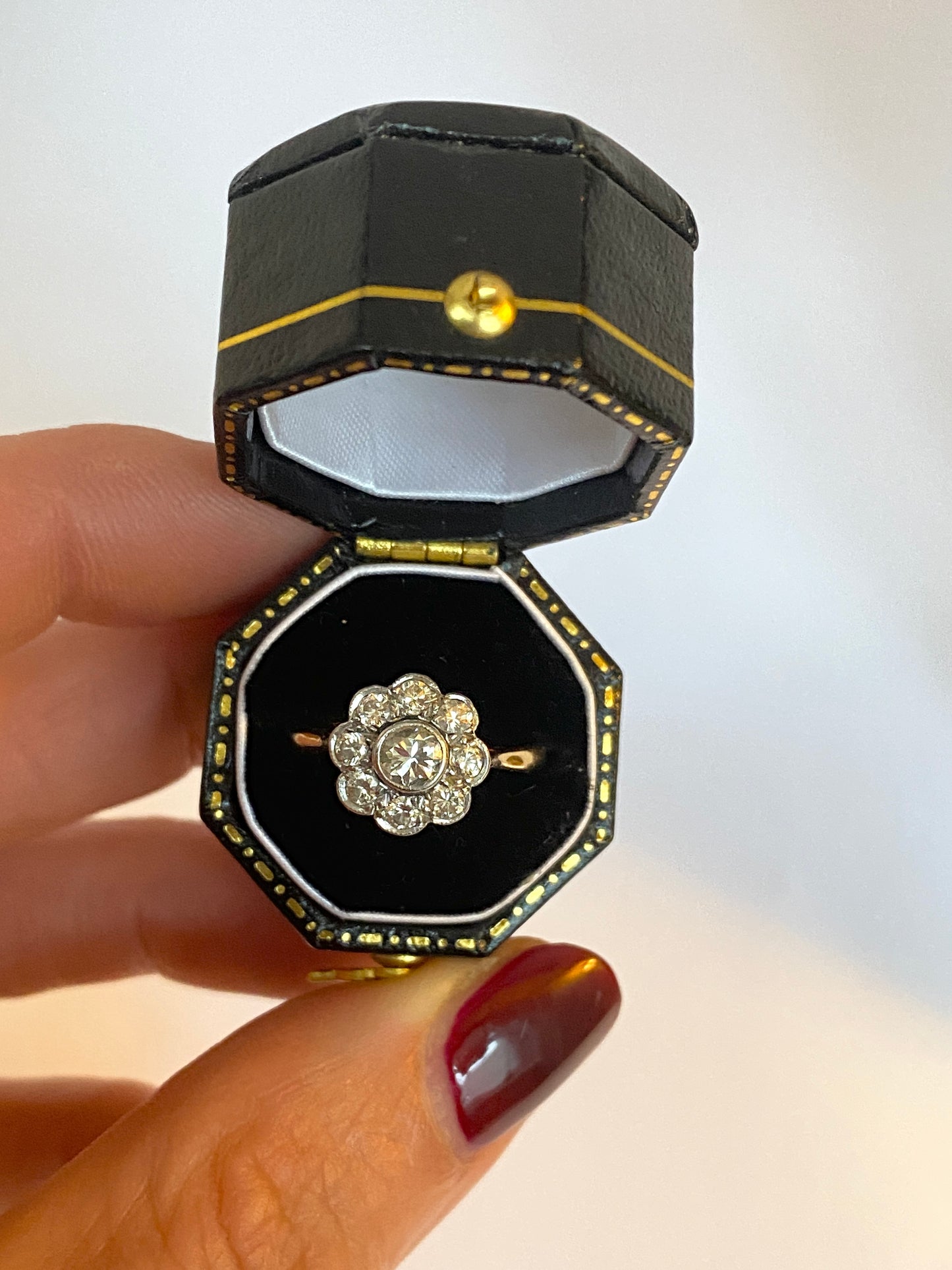 Art Deco, 18ct Gold Diamond Cluster / Daisy Ring