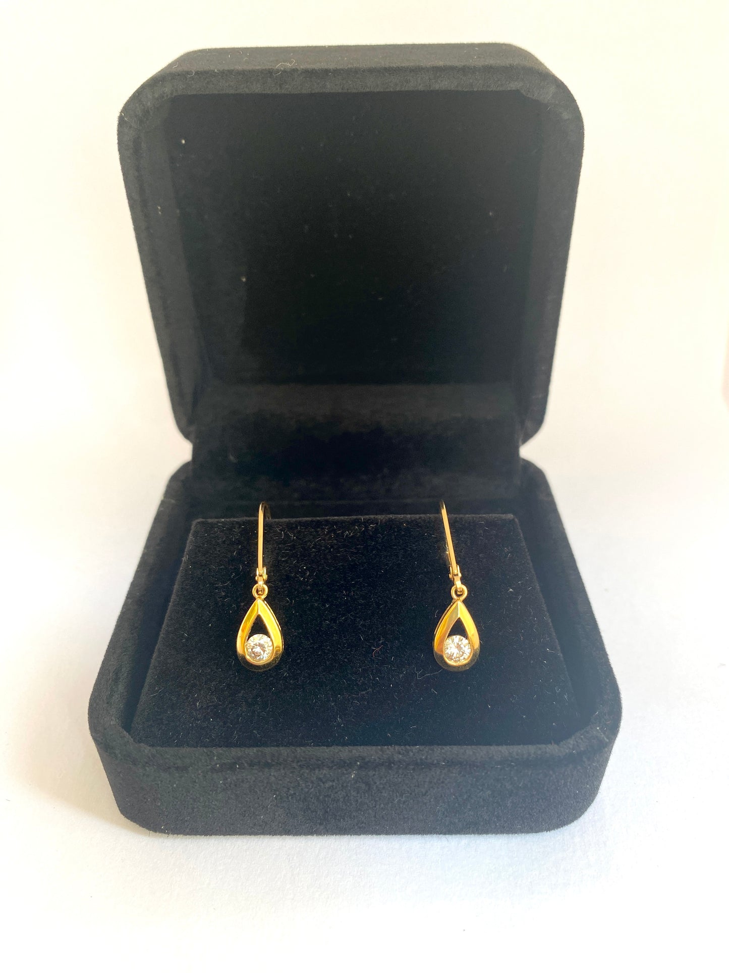 18ct Gold, Vintage Pear Shaped Diamond Drop Hanging Earrings